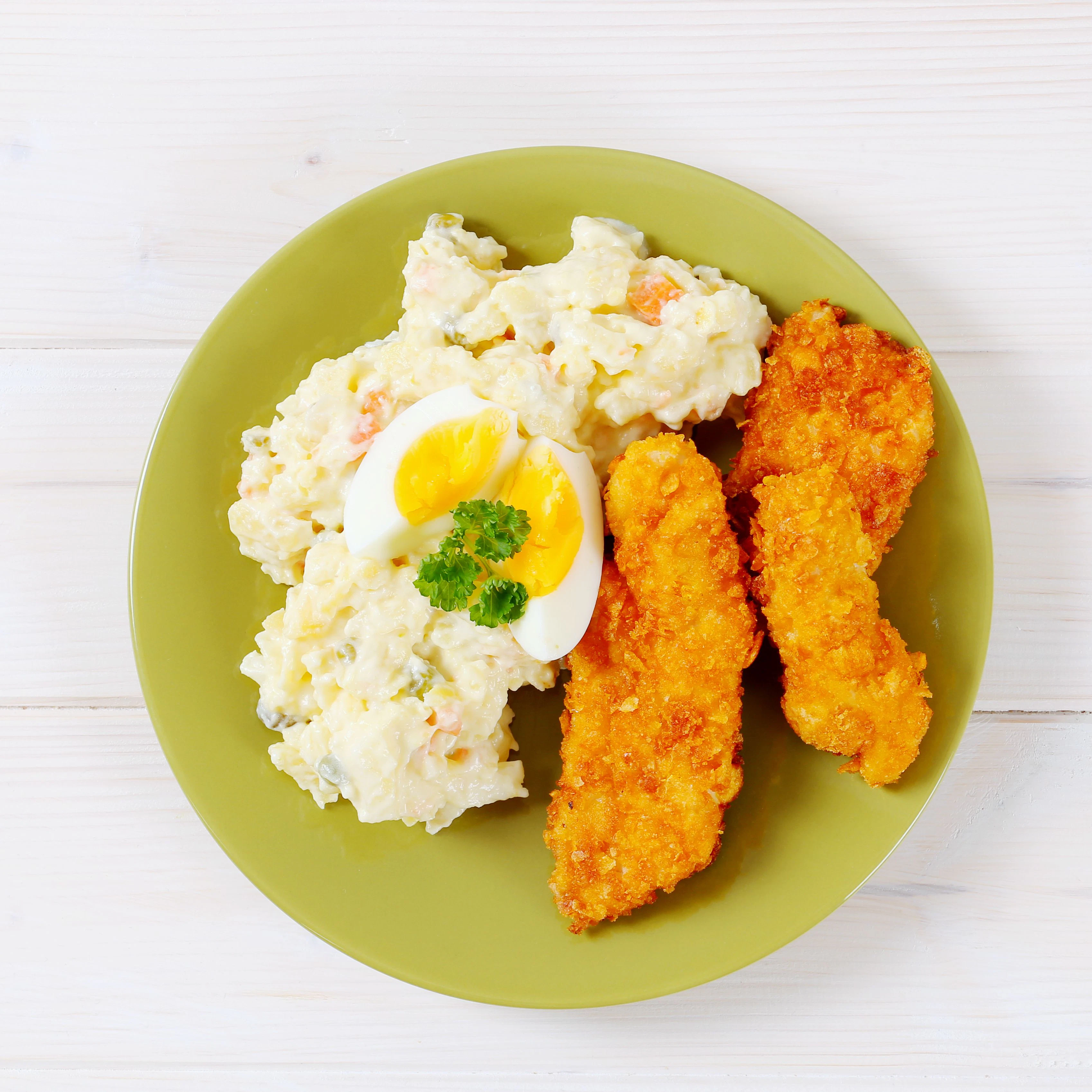 Rezept für 7-Tassen-Salat: Dieser Kartoffelsalat kann auch eine leckere Beilage zum Schnitzel sein.
