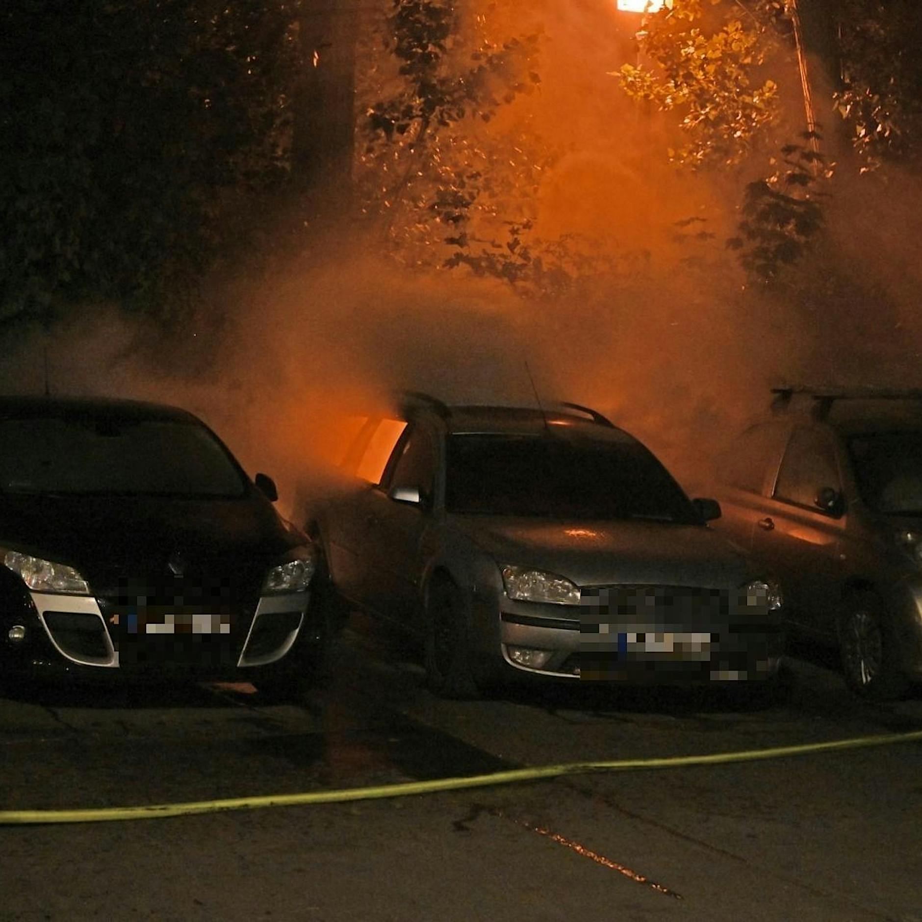 Lichtenberg: Unbekannter zündet mehrfach Autos auf Parkplatz an