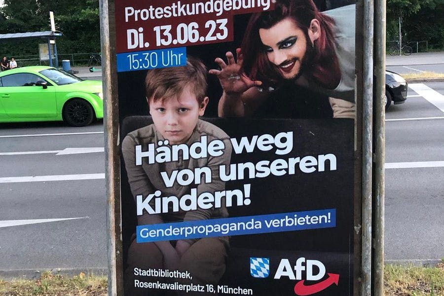 Ein AfD-Plakat spielt auf Kindesmissbrauch durch schwule Männer hin. Dabei sind über 90 Prozent der Täter von Kindesmissbrauch heterosexuelle Männer. 