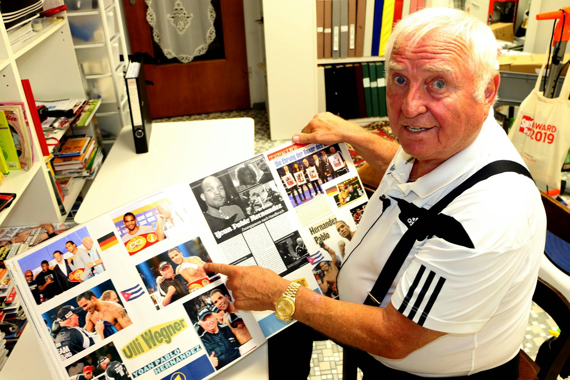 Daheim kann Ulli Wegner auch wieder in seinem Privatarchiv stöbern und die Liste seiner großen Erfolge als Trainer (u.) studieren, die sein Neffe extra für ihn anfertigte.