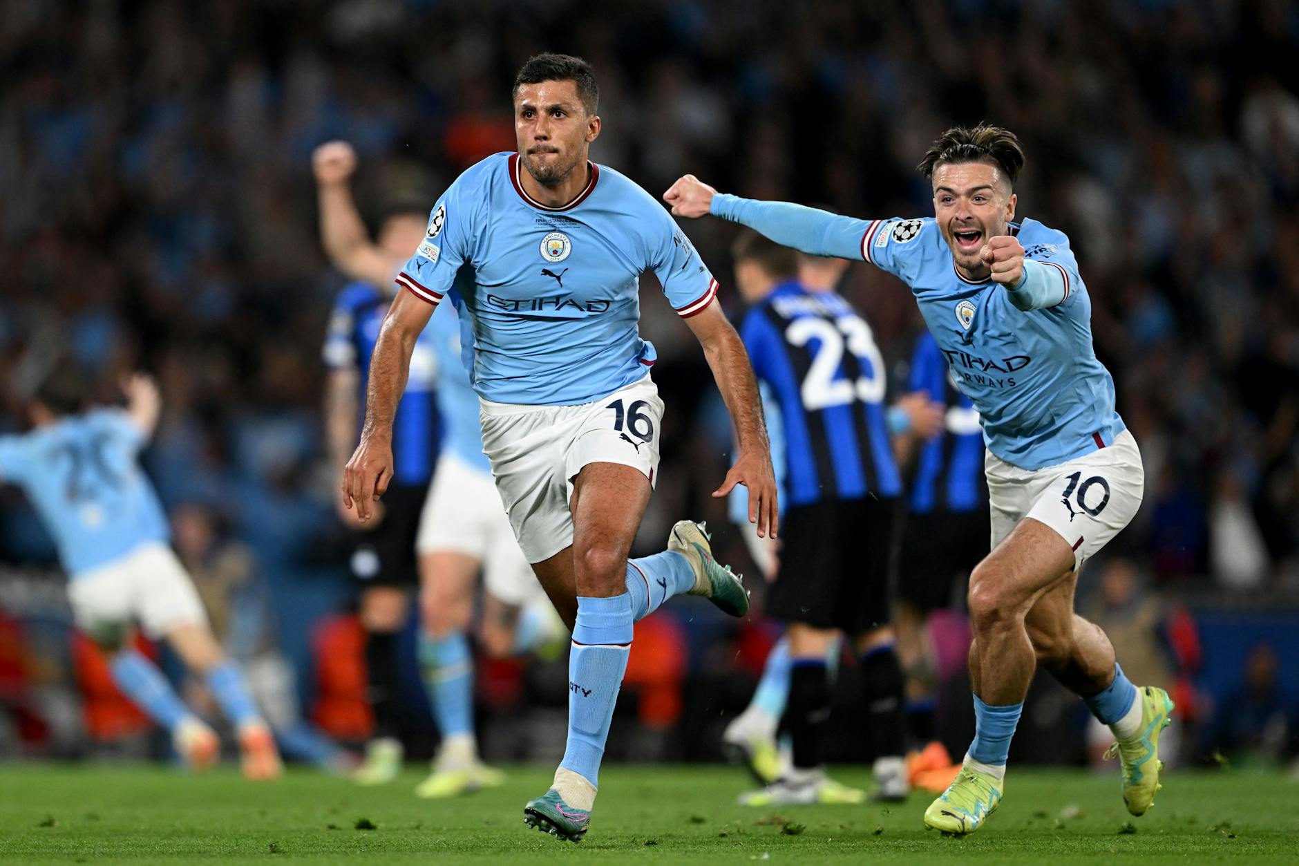 Manchesters Rodri (l) jubelt nach seinem Tor zum 1:0 mit Jack Grealish.