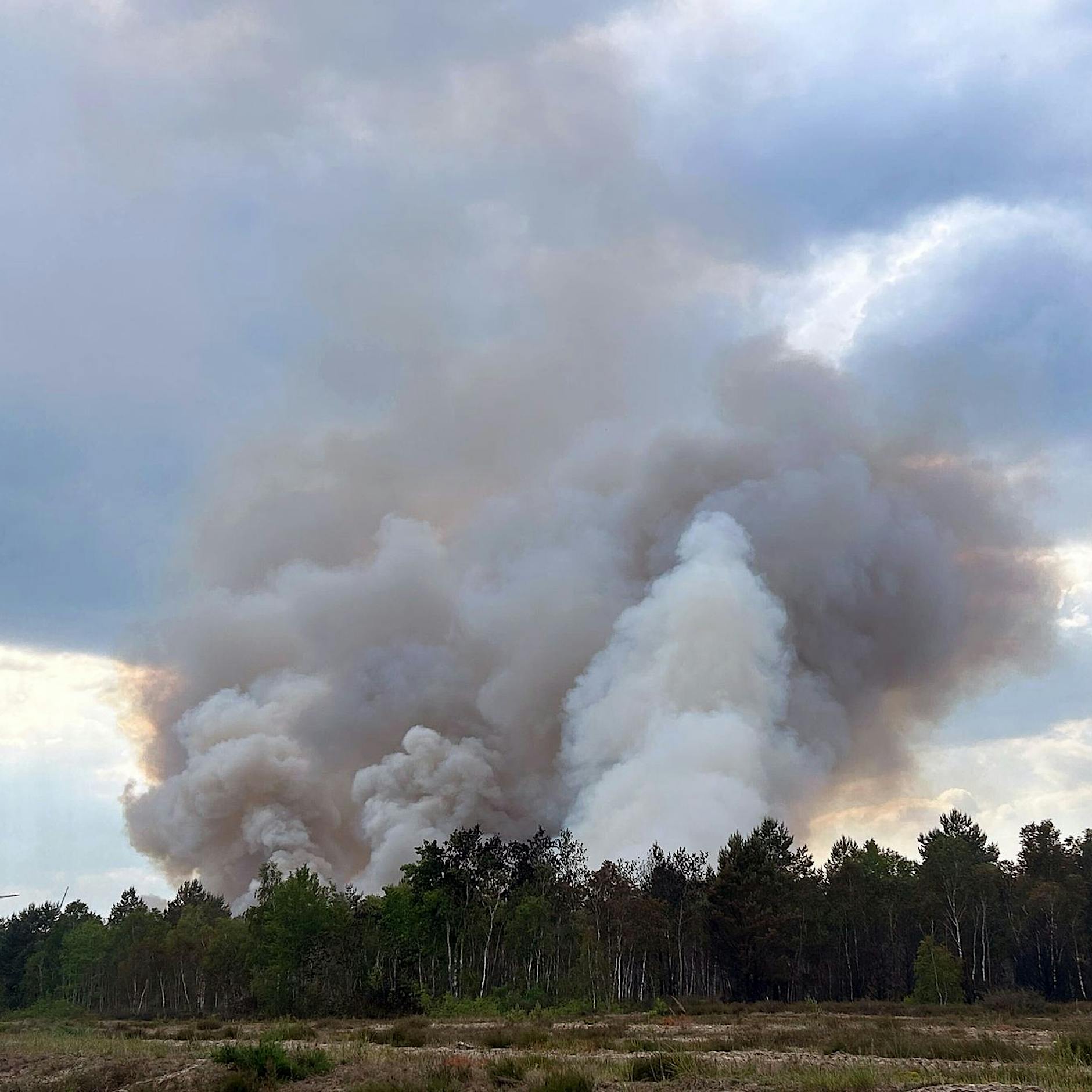 Waldbrand bei Jüterbog: 718 Hektar betroffen – Großschadenslage ausgerufen