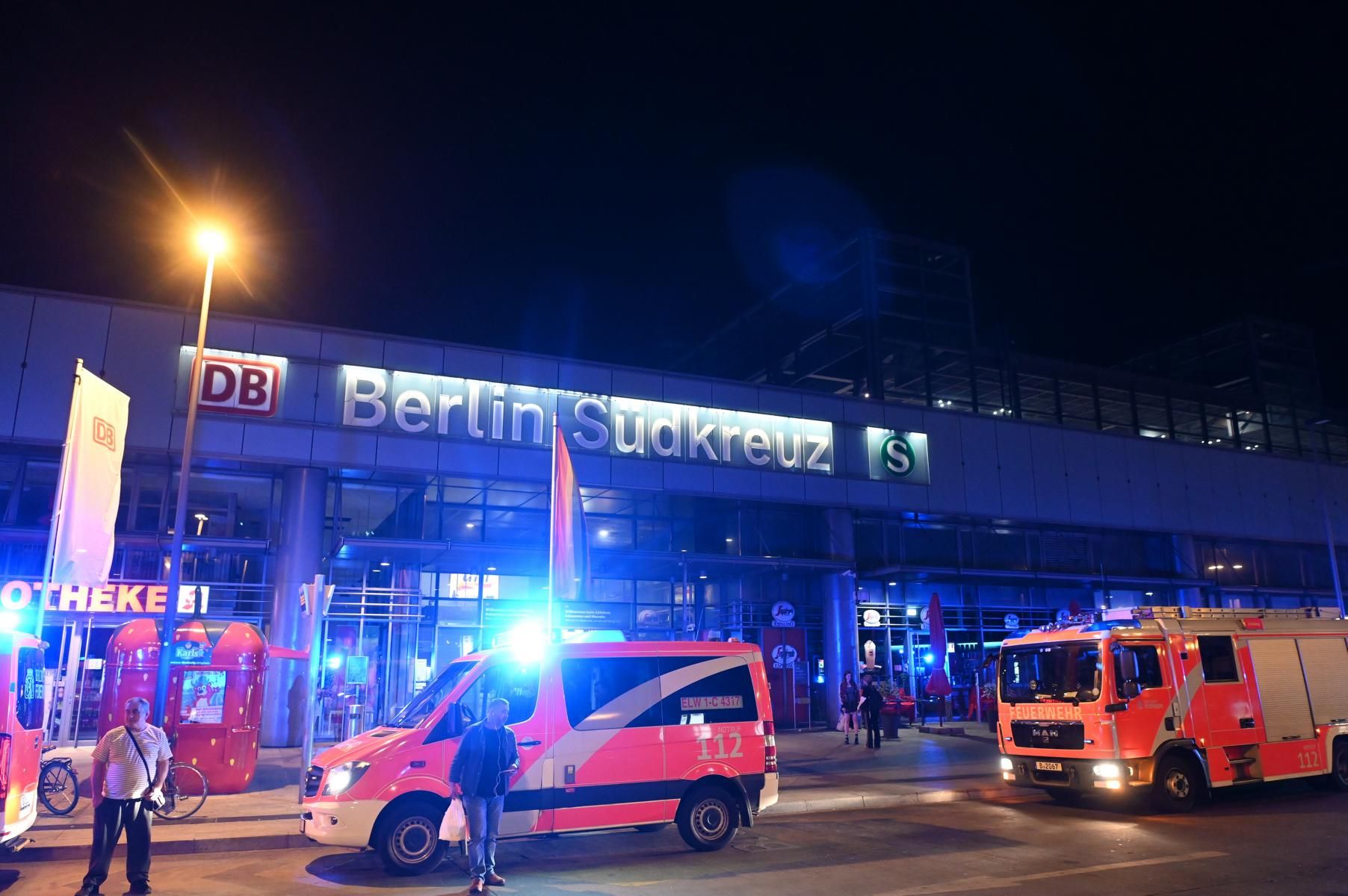 Unfall Am Bahnhof Berlin-Südkreuz: Mann Bei Such-Aktion Im Gleisbett ...