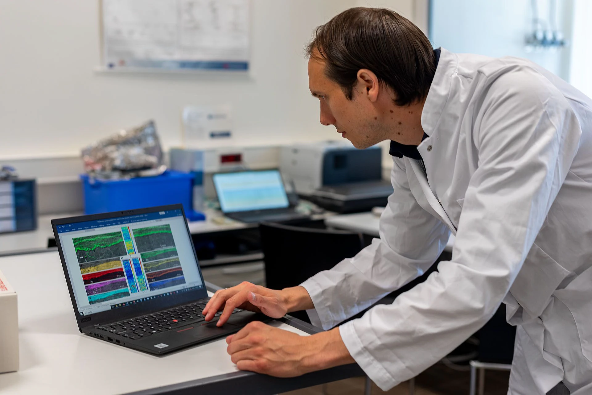 Benjamin Nettersheim, einer der Hauptautoren der Studie, untersucht ultra-hoch aufgelöste in-situ Verteilungen von chemischen Elementen und organischen Molekülen in 1,64 Milliarden-Jahre alten Gesteinsproben im Geobiomolecular Imaging Labor am MARUM. 