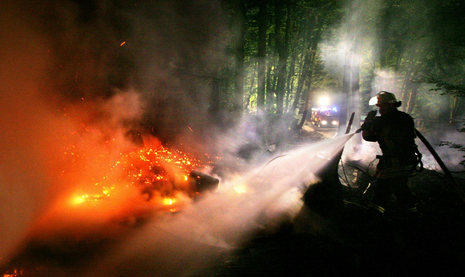 ARCHIV - Ein Feuerwehrmann löscht im Sauerland einen Waldbrand. Experten mahnen zur Vorsicht.  