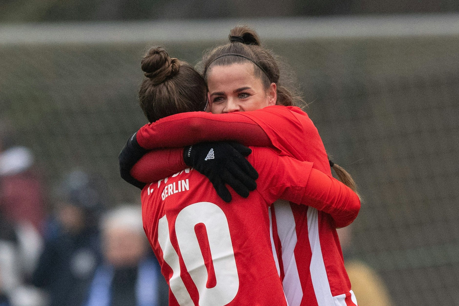 Unions Latoya Maxime Bach und Elisa Spolaczyk jubeln nach einem Treffer gegen SV Blau-Weiss Hohen Neuendorf.