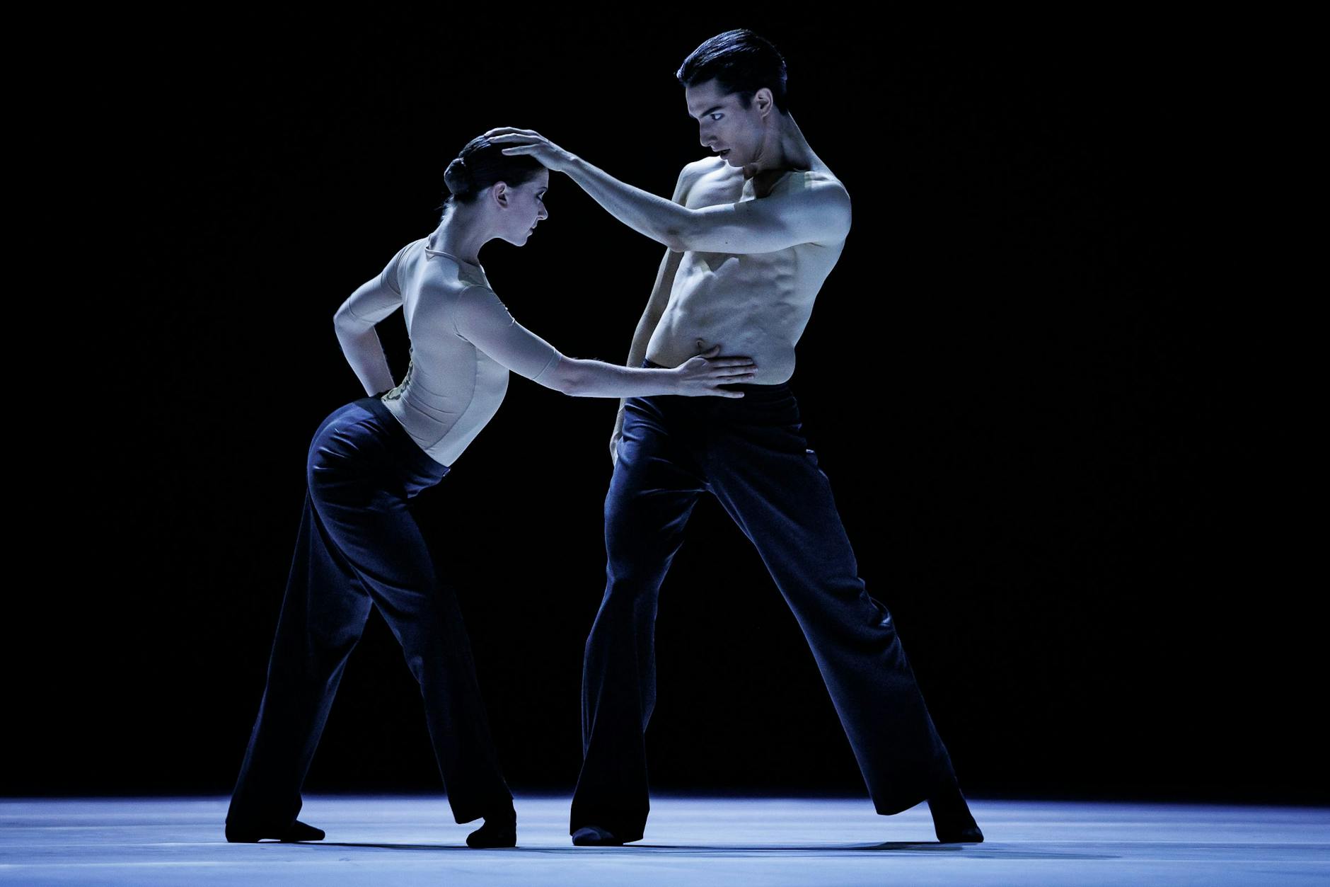 Szene aus „Petruschka“, choreografiert von dem Marco Goecke