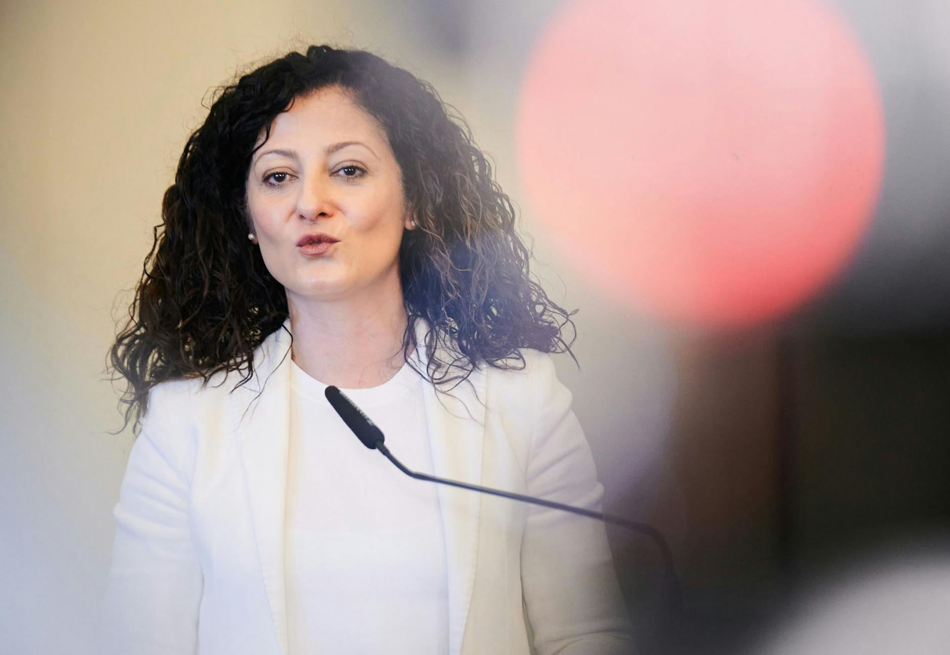 Senatorin für Arbeit, Soziales, Gleichstellung, Integration, Vielfalt und Antidiskriminierung Cansel Kiziltepe gibt ein Statement.