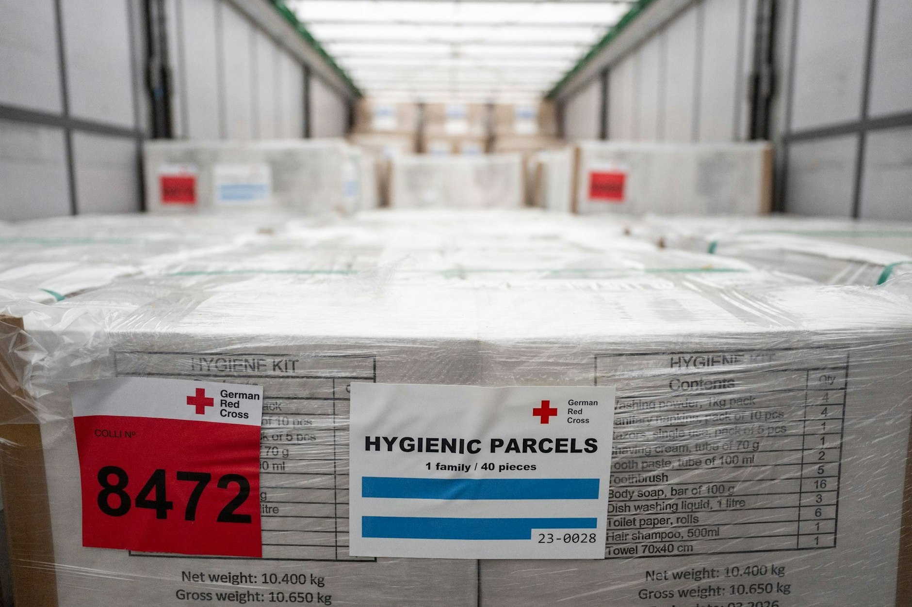 In einem LKW stehen Hilfsgüter vom Deutschen Roten Kreuz DRK.  