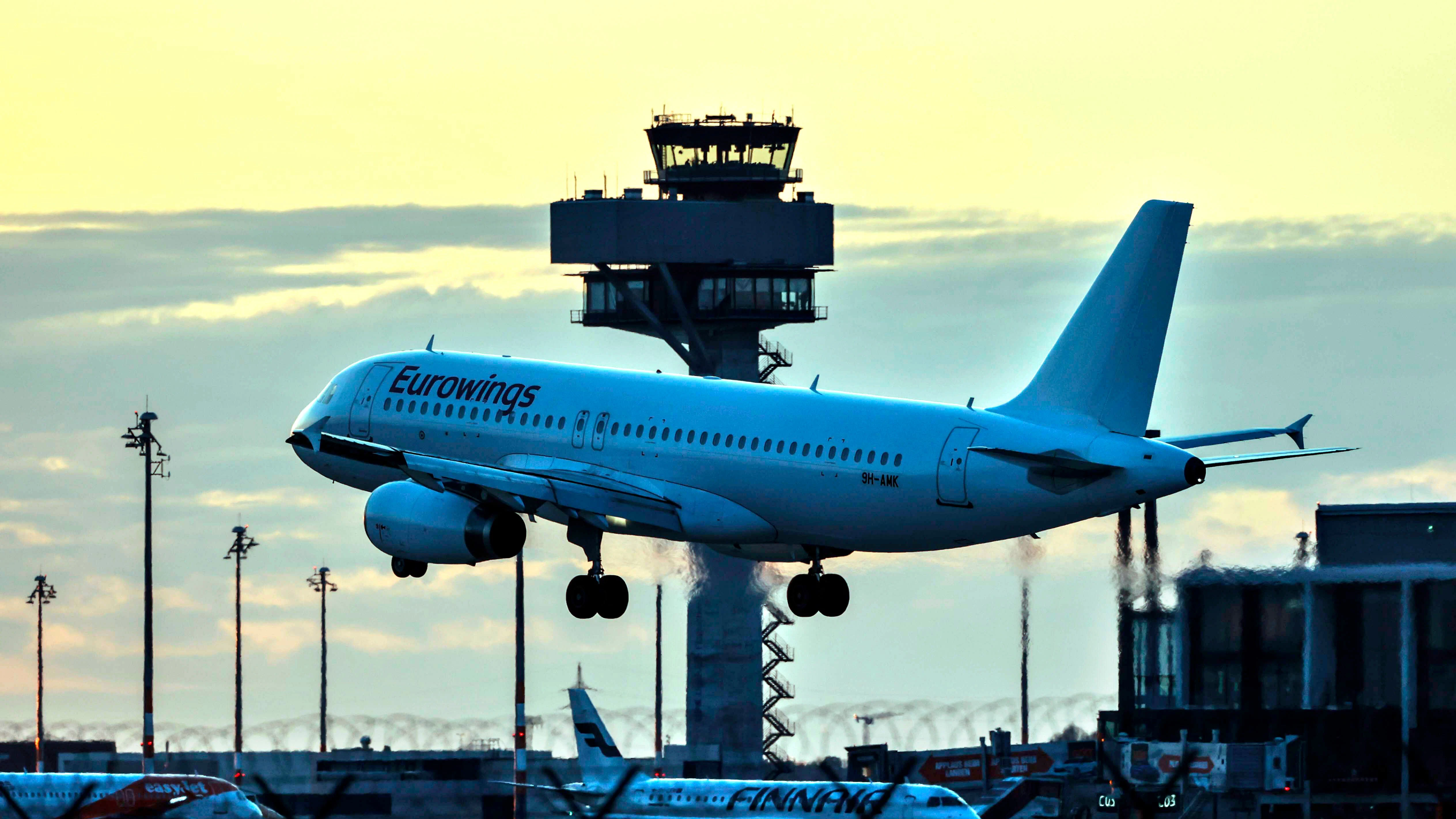 Auch Eurowings musste wegen des Nachflugverbots am BER schon durchstarten. Landen und Parken war nicht erlaubt.