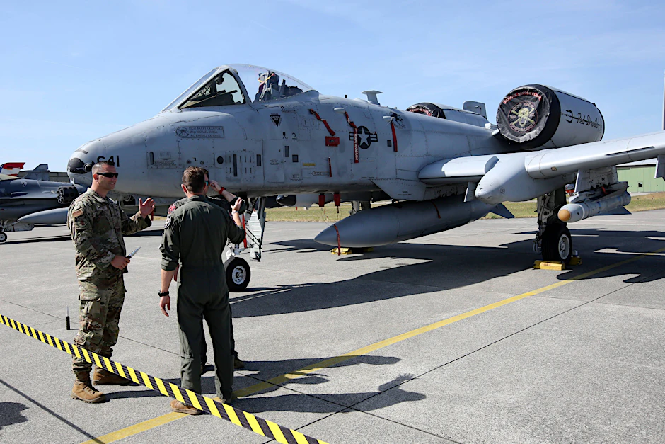 Ein Kampfjet der US-Air Force steht kurz vor Beginn der multinationalen Großübung Air Defender 2023 auf einem Stützpunkt in Jagel, Schleswig-Holstein.