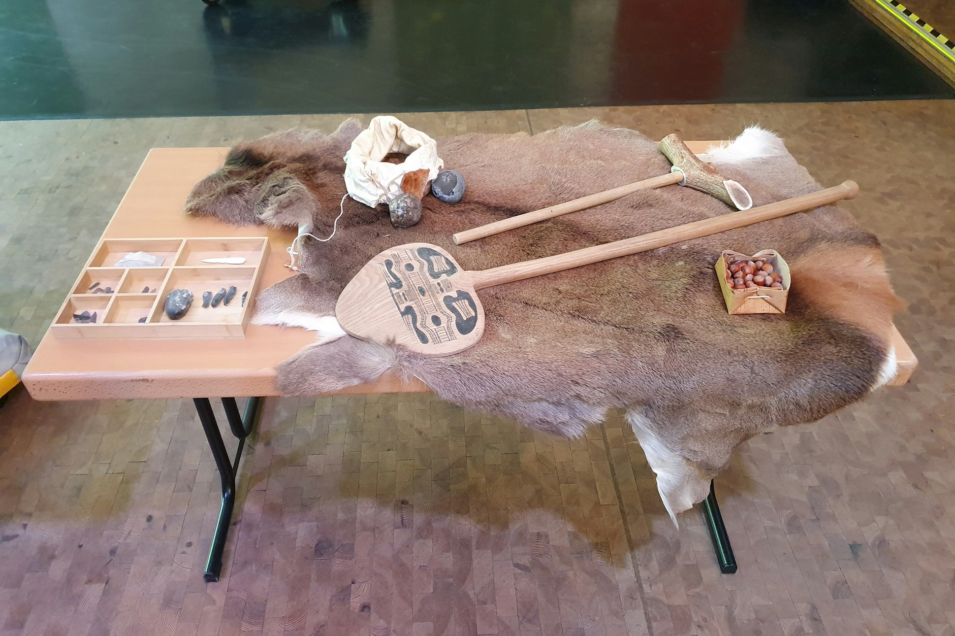 Nachgebaute Werkzeuge und Utensilien, wie sie an der FU für das Steinzeithaus-Projekt verwendet werden.