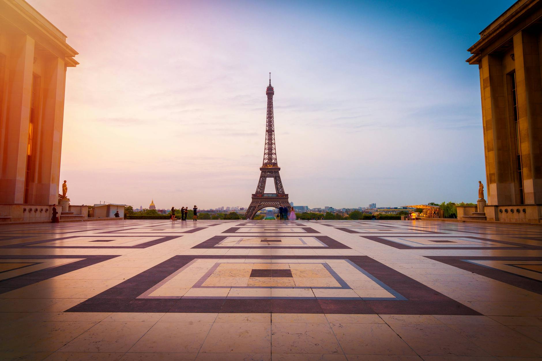 Mal Paris gucken fahren mit dem 49-Euro-Ticket? Verkehrsminister Volker Wissing brachte die Idee auf, das Ticket auch in Frankreich gelten zu lassen, und einen entsprechenden französisches Angebot in Deutschland.