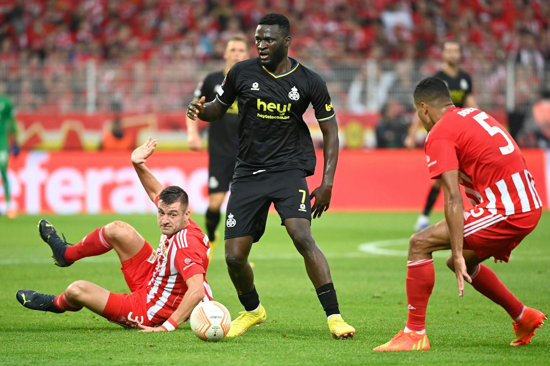 Victor Boniface von Royale Union Saint-Gilloise ärgert im Conference-League-Spiel die Unioner Robin Knoche (l.) und Danilho Doekhi.