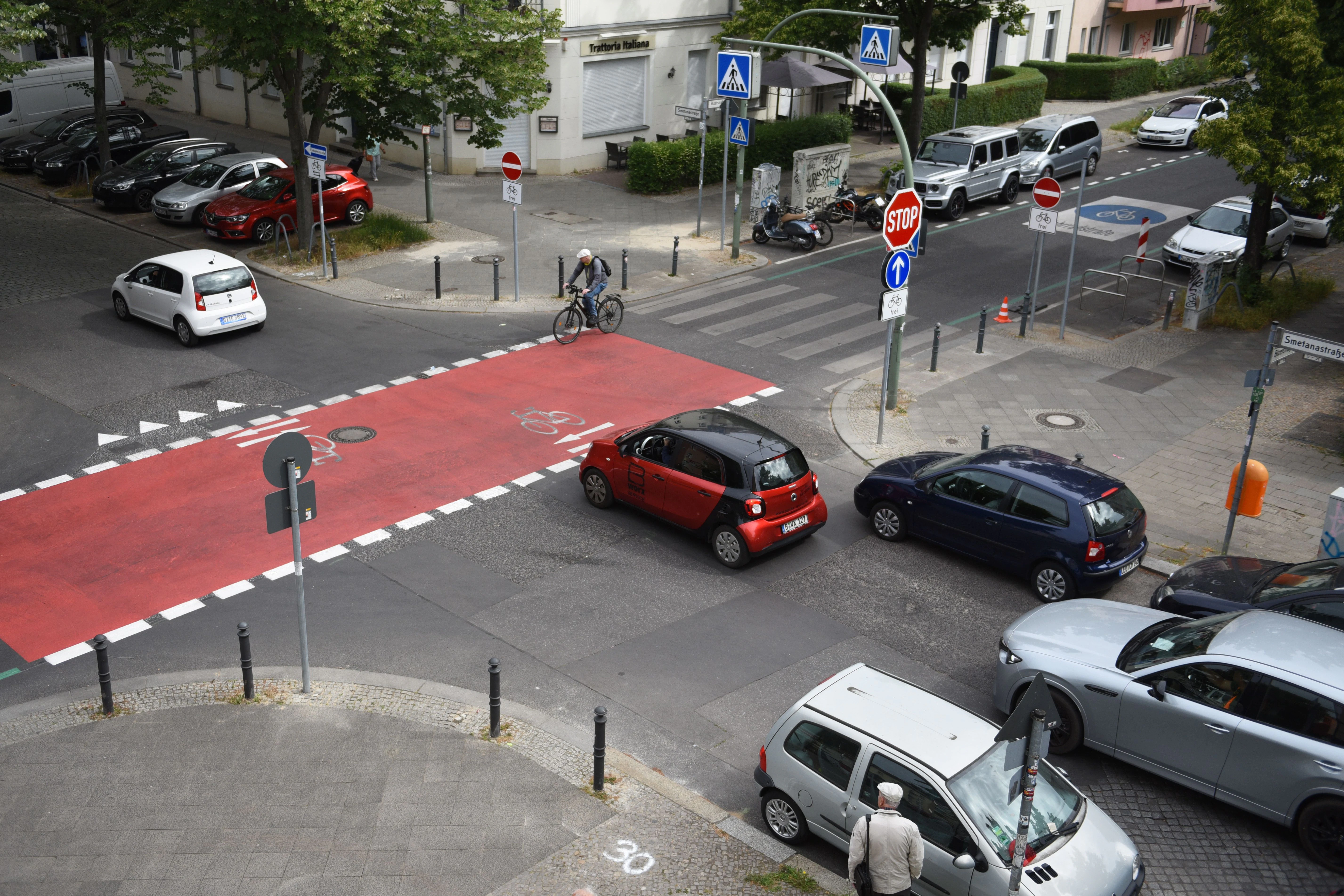 Die Bizetstraße (hier Ecke Smetanastraße) ist jetzt eine Fahrradstraße.