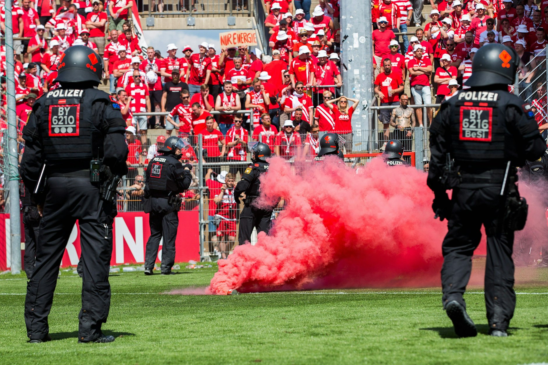 Relegation Verletzte Anhänger bei Cottbus, enttäuschte Fans bei