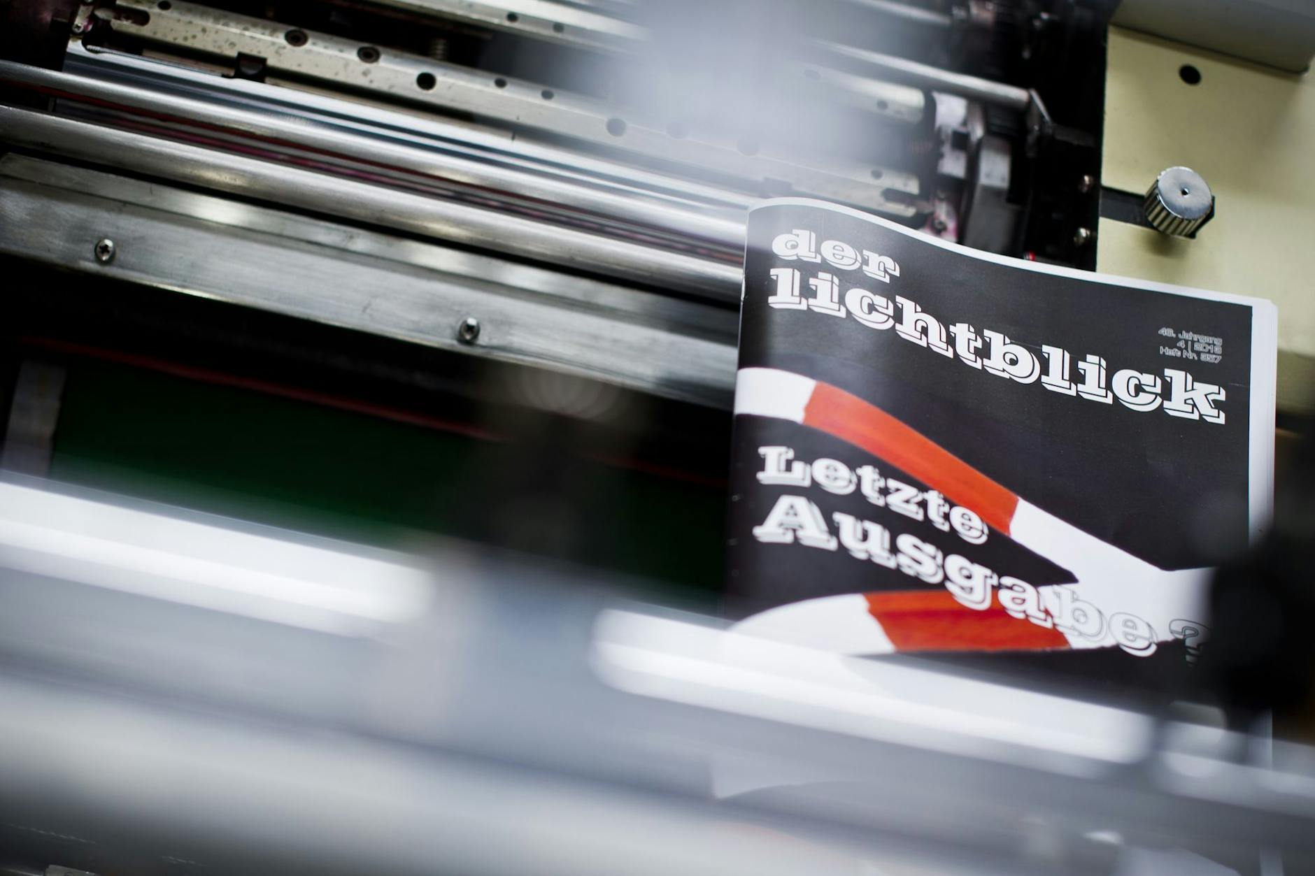 Eine Ausgabe der Gefangenenzeitung Der Lichtblick liegt in der Druckerei im Gefängnis Tegel.