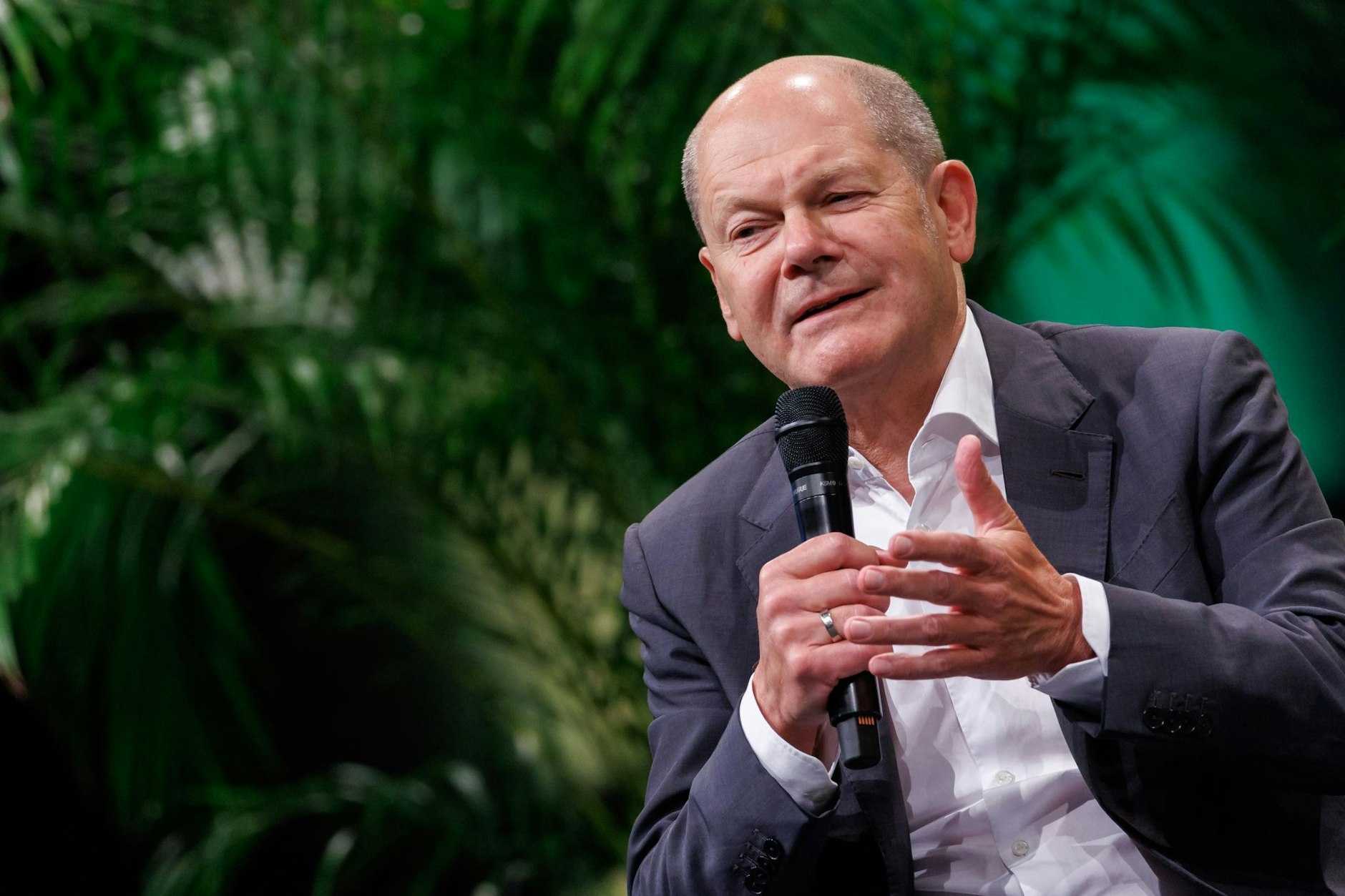 ARCHIV - Kanzler Olaf Scholz: «Ich habe schon den Witz gemacht beim Europäischen Rat: Deutschland muss einen großen Strand am Mittelmeer haben. Denn tatsächlich kommen mehr Flüchtlinge, die über das Mittelmeer nach Europa kommen, in Deutschland an als in den Mittelmeer-Anrainer-Ländern im Einzelnen.»  