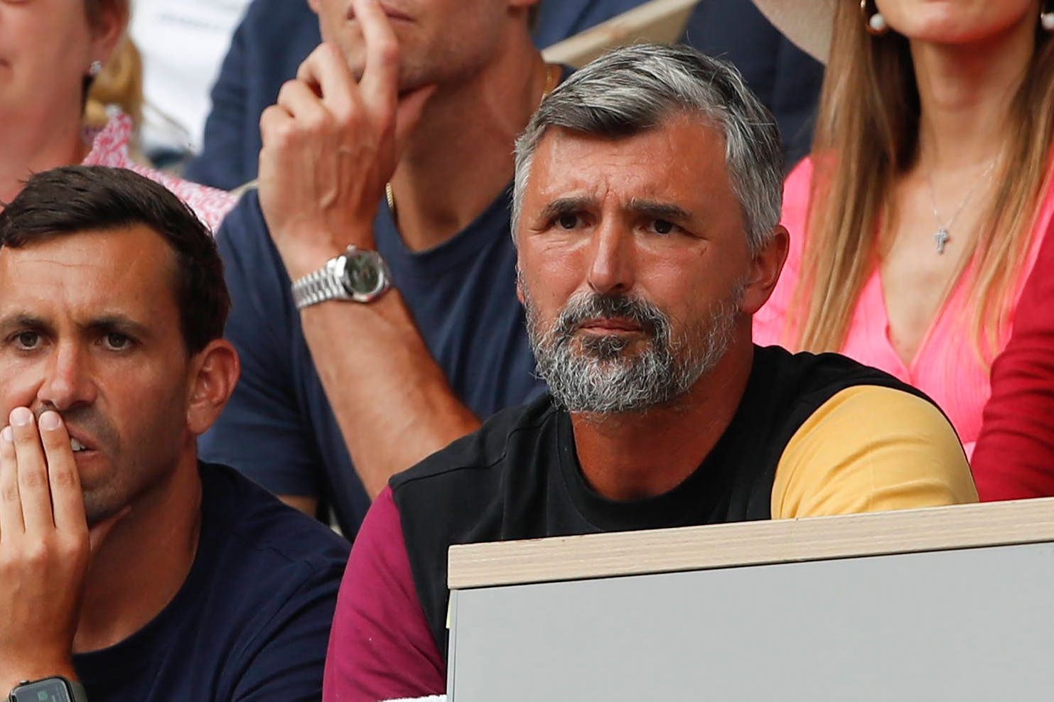 Grau ist er mit seinen 51 Jahren schon, leidend gucken kann er auch: Aber alles, was Trainer Goran Ivanisevic (hier während des Finales von Paris auf der Tribüne) über seinen Schützling Novak Djokovic sagt, sagt er mit einem Augenzwinkern ...
