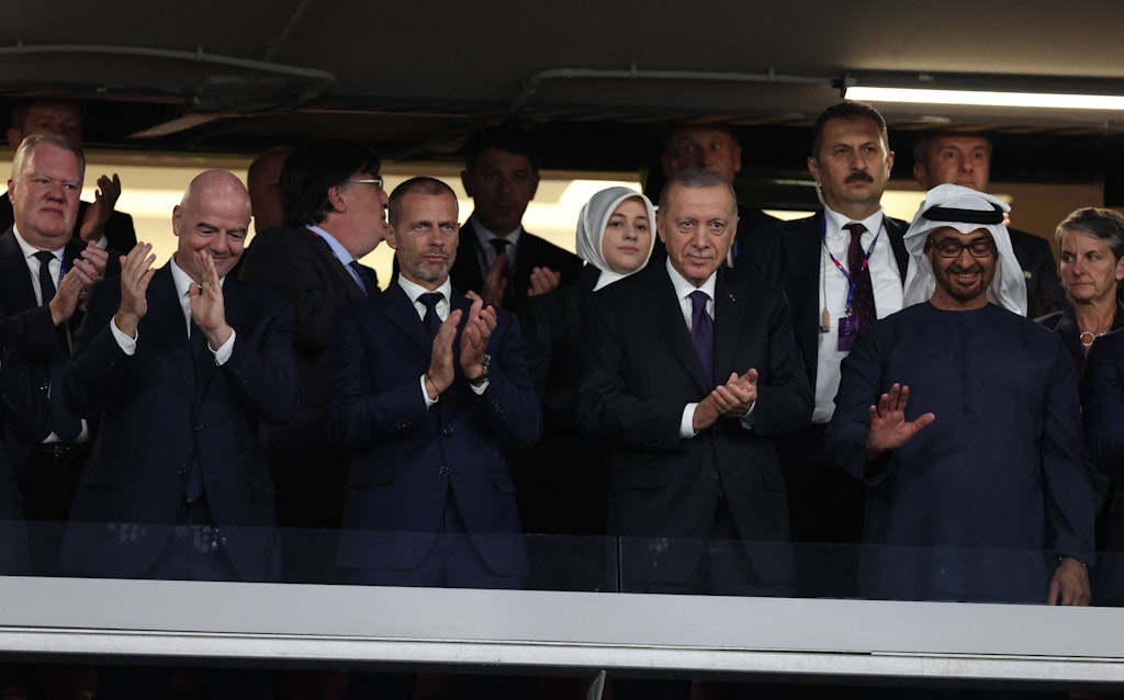 Recep Tayyip Erdogan und emiratischer Präsident verlassen Händchen