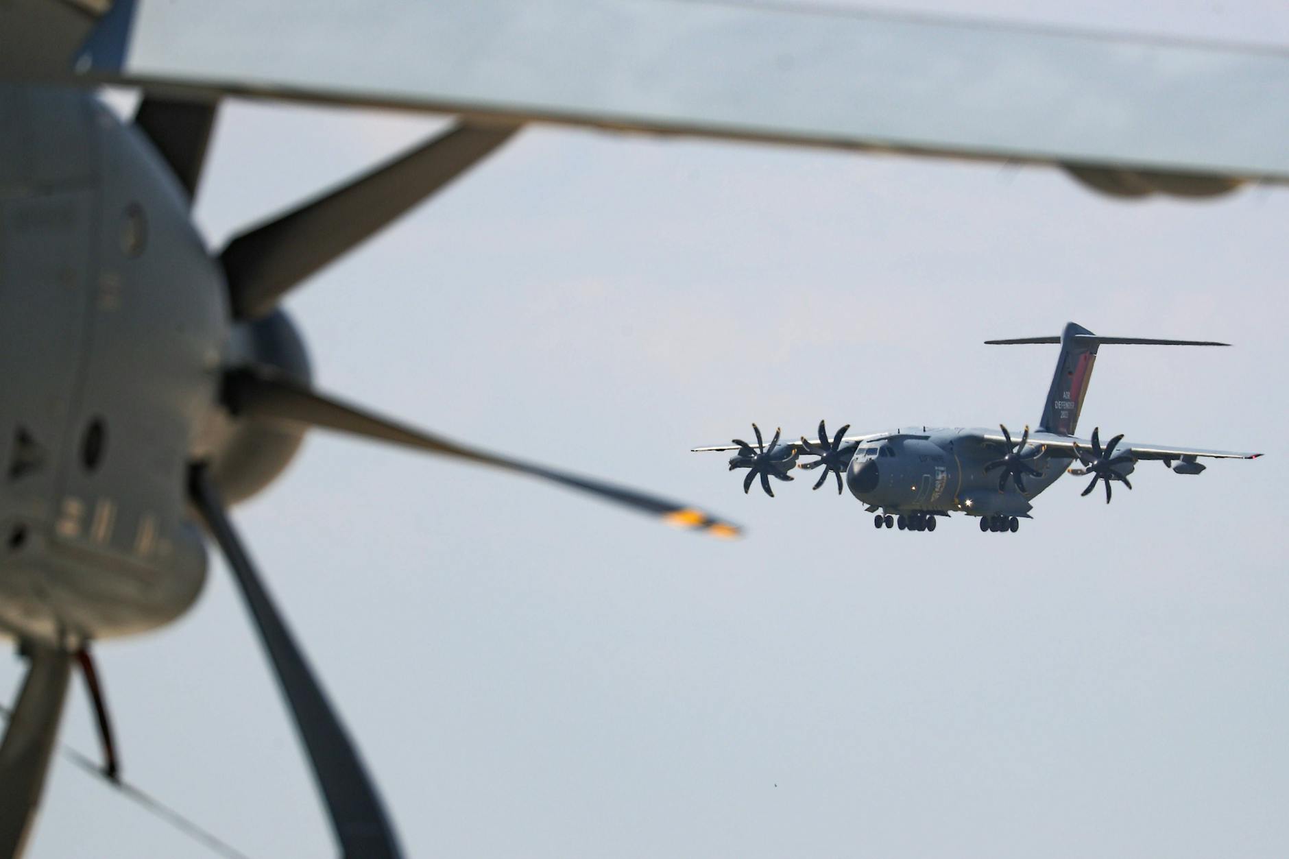 Flugzeuge bei Luftwaffenübung in der Luft