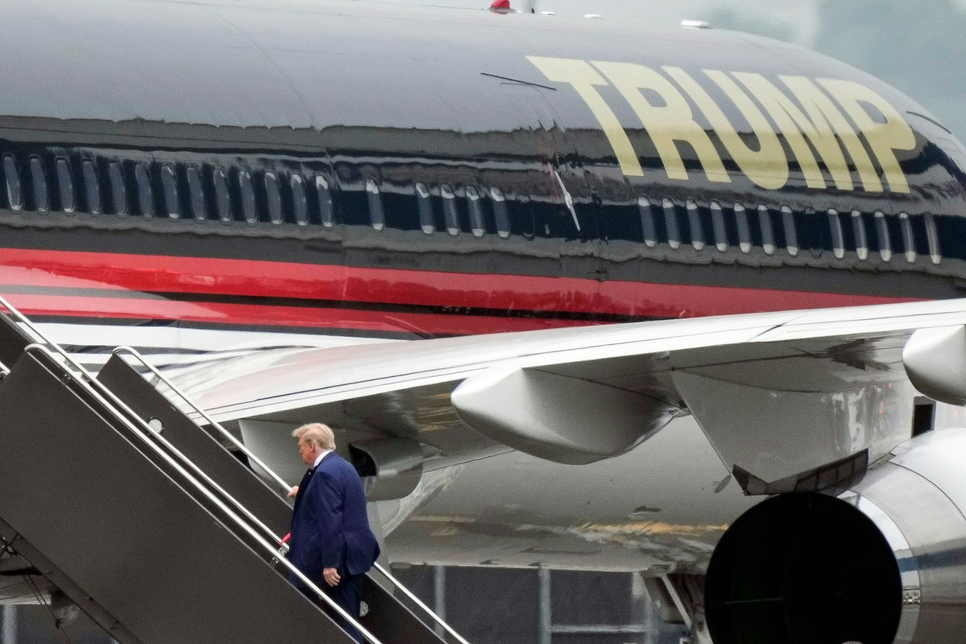 Donald Trump besteigt am Flughafen Newark sein Flugzeug, um nach Miami zu fliegen. Foto: Bryan Woolston/AP/dpa