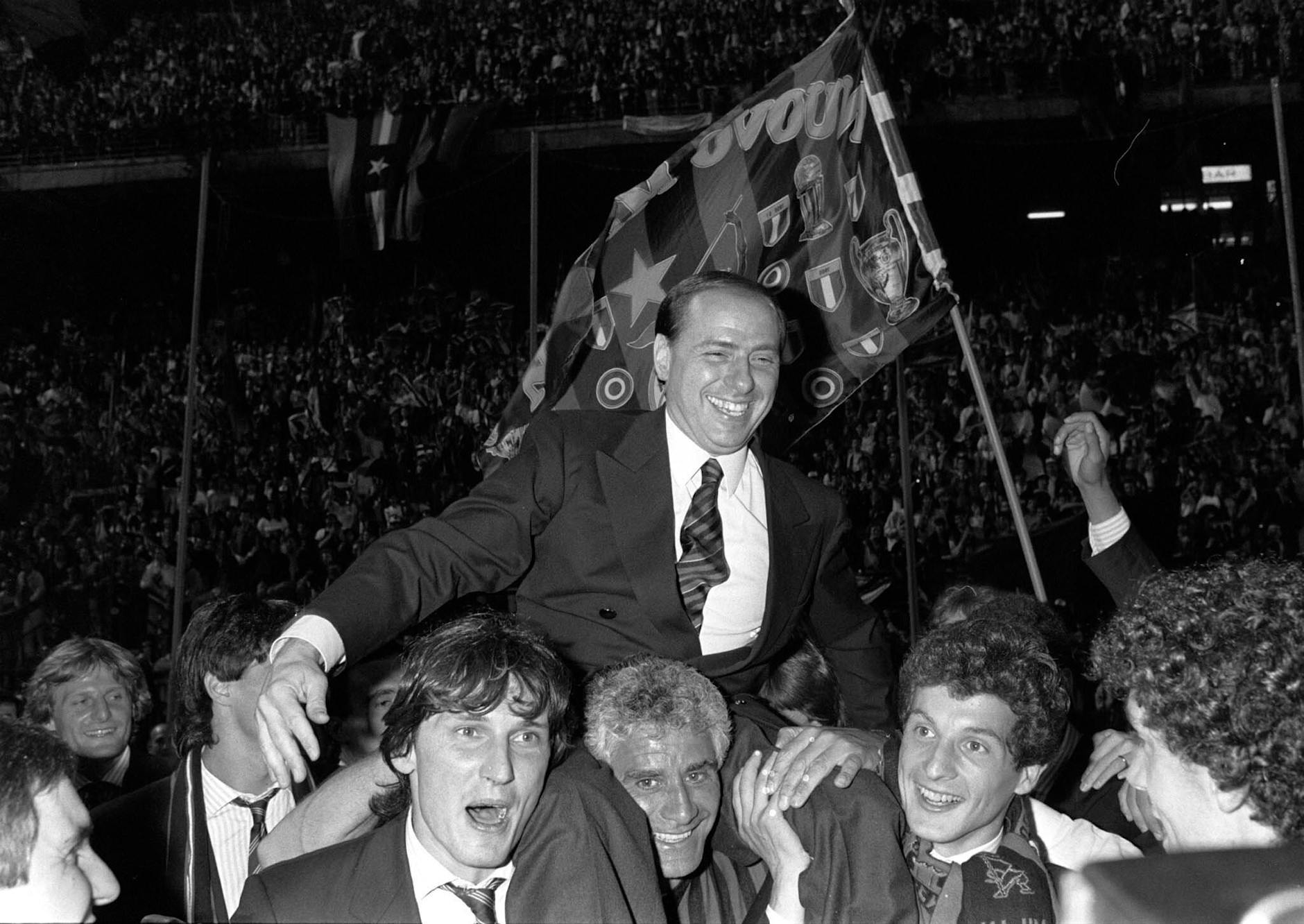 Der Präsident des AC Mailand, Silvio Berlusconi, wird nach dem Gewinn der italienischen Meisterschaft 1988 im Mailänder San-Siro-Stadion von Mailänder Spielern auf den Schultern getragen.