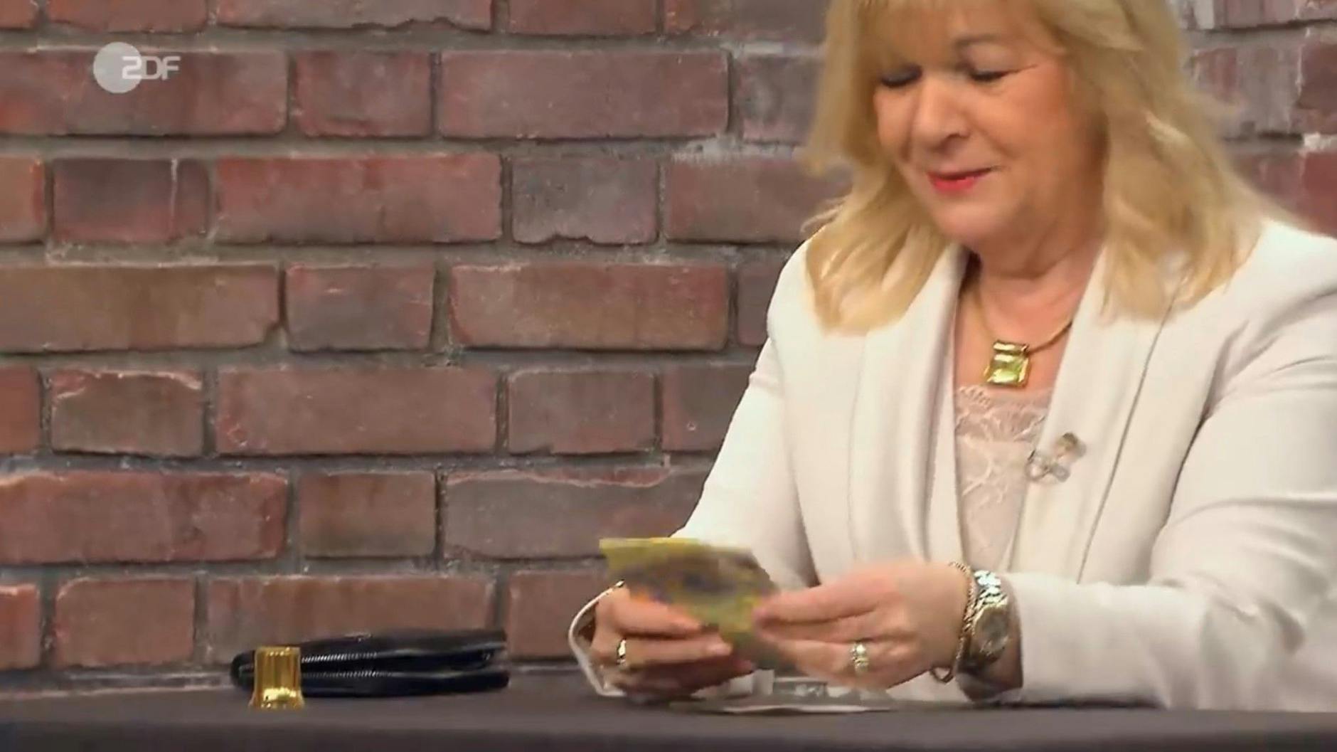 „Bares für Rares“-Händlerin Elke Velten bekommt den Zuschlag, kauft die Brosche für 3150 Euro.