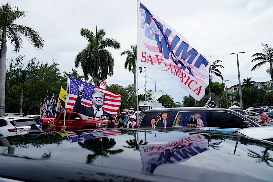 Anhänger von Donald Trump versammeln sich vor dem Trump National Doral Resort.&nbsp;