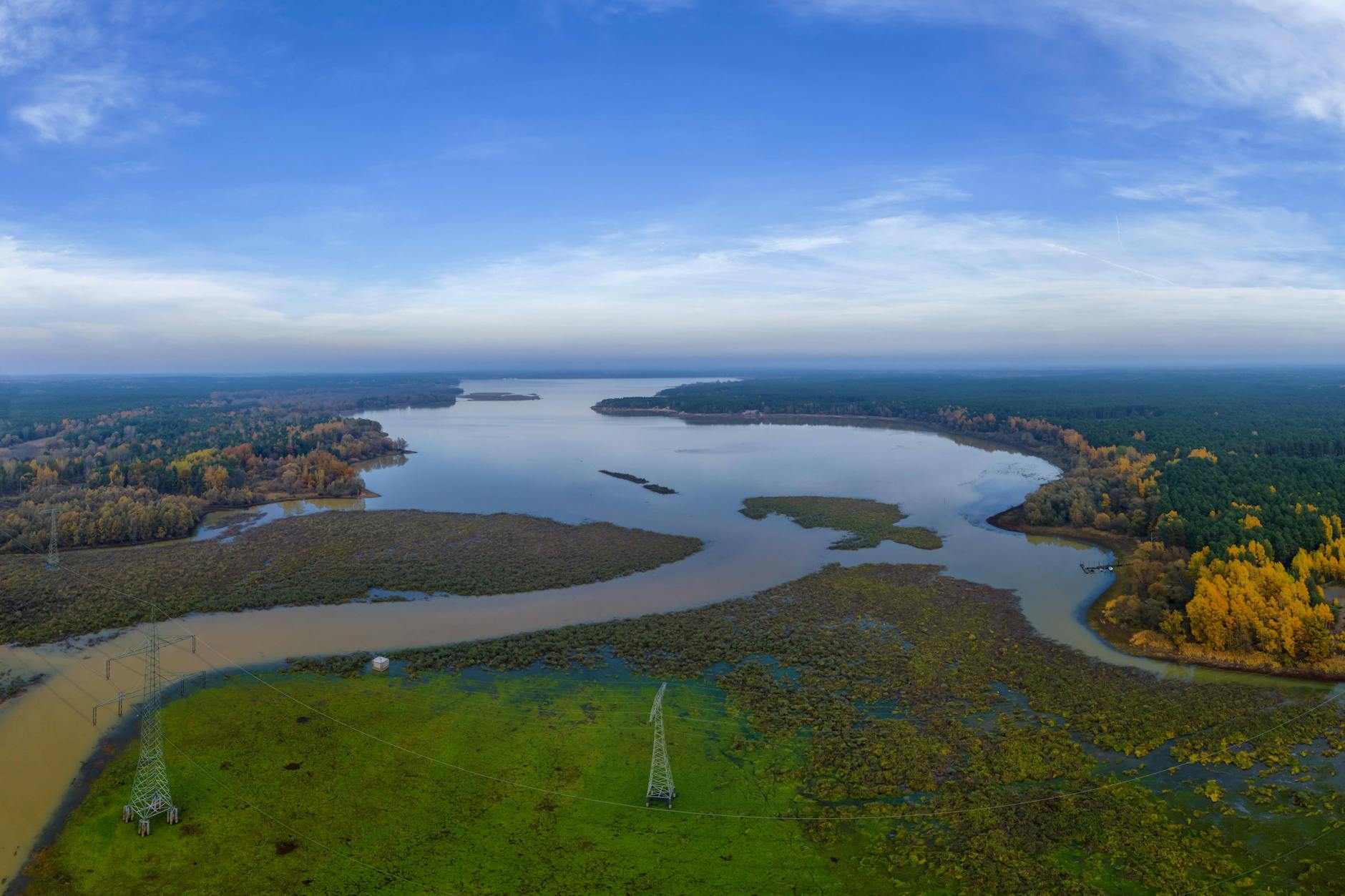 Wassermangel in der Spree: Dieser Teil des Stausees bei Bagenz ist in den letzten Jahren verlandet, gut zu erkennen die verockerte Spree.