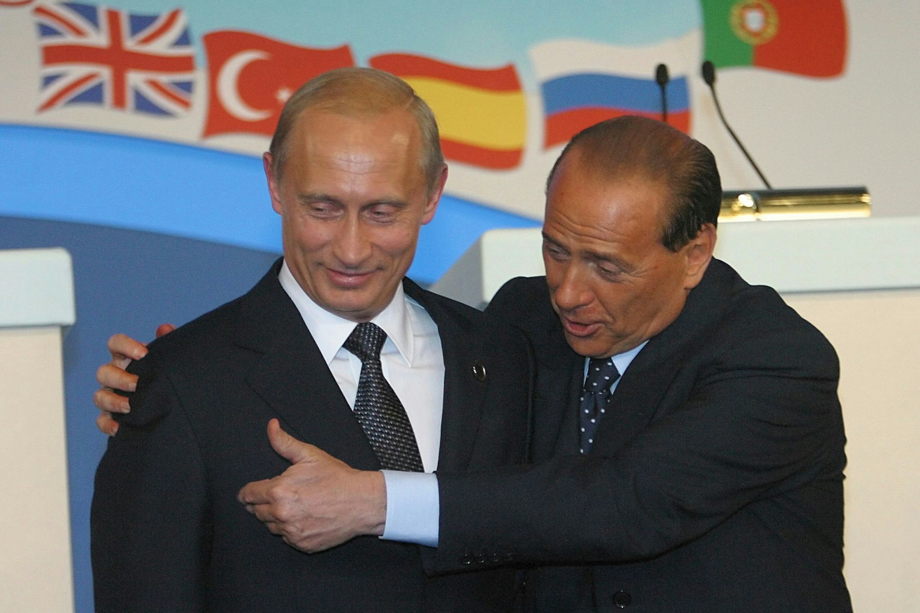 Wladimir Putin (links) und Silvio Berlusconi im Jahr 2002 bei einem Nato-Gipfel.&nbsp;