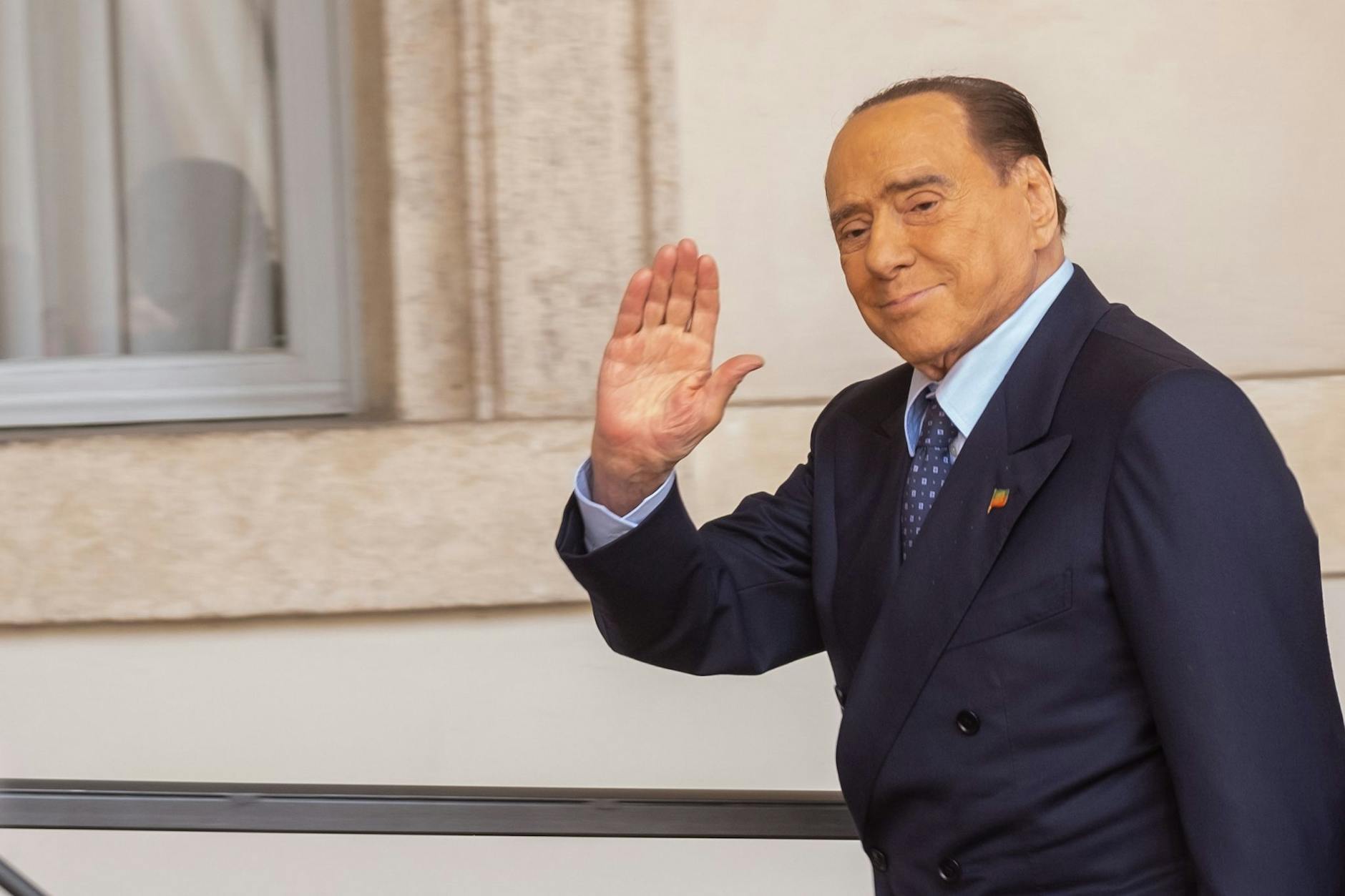 Silvio Berlusconi winkt am Präsidentenpalast Quirinale in Rom.