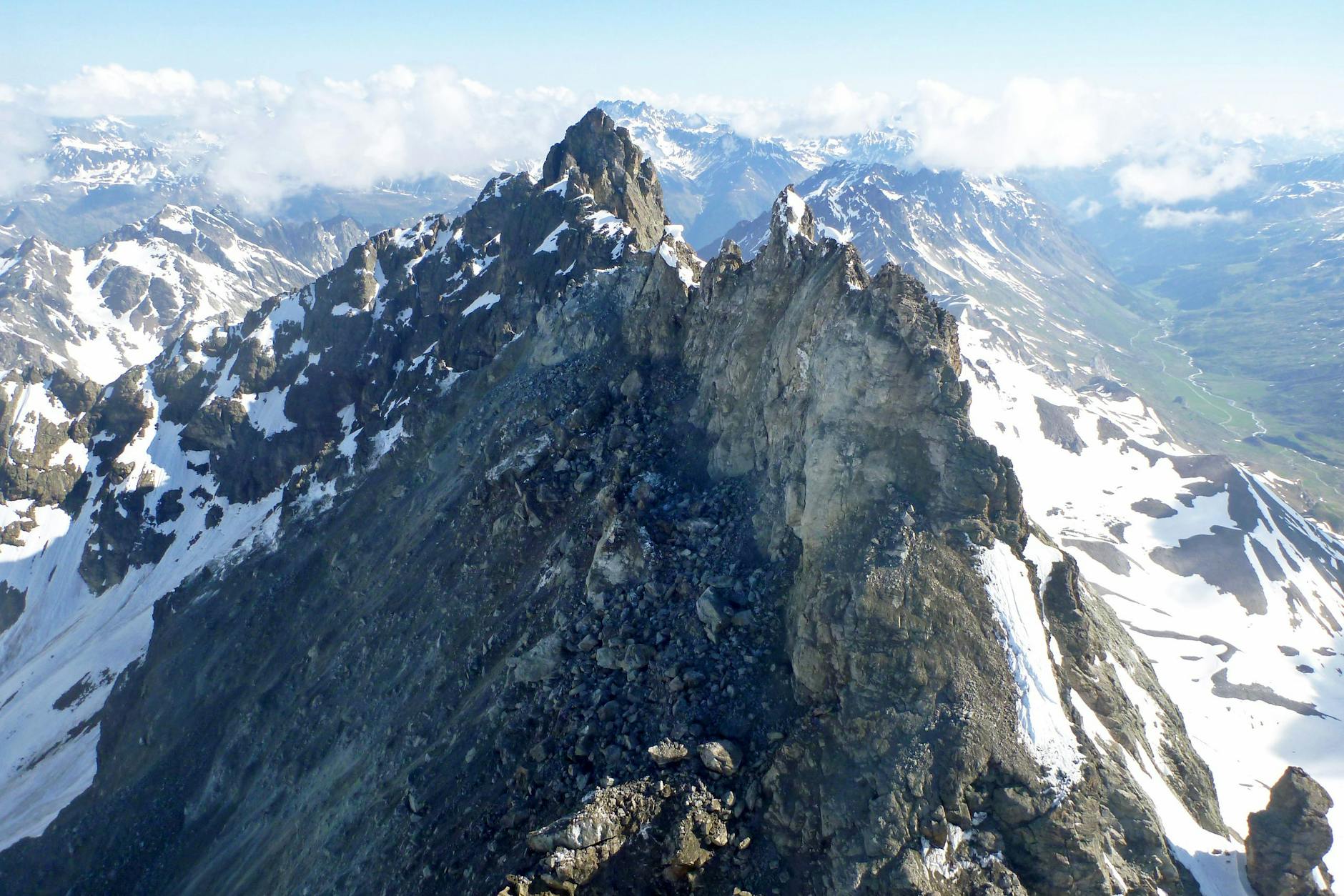 Dieses vom Land Tirol zur Verfügung gestellte Handout zeigt einen Blick auf einen Bereich des Fluchthorns, nachdem sich Gesteinsmassen gelöst und bergab gerutscht sind.