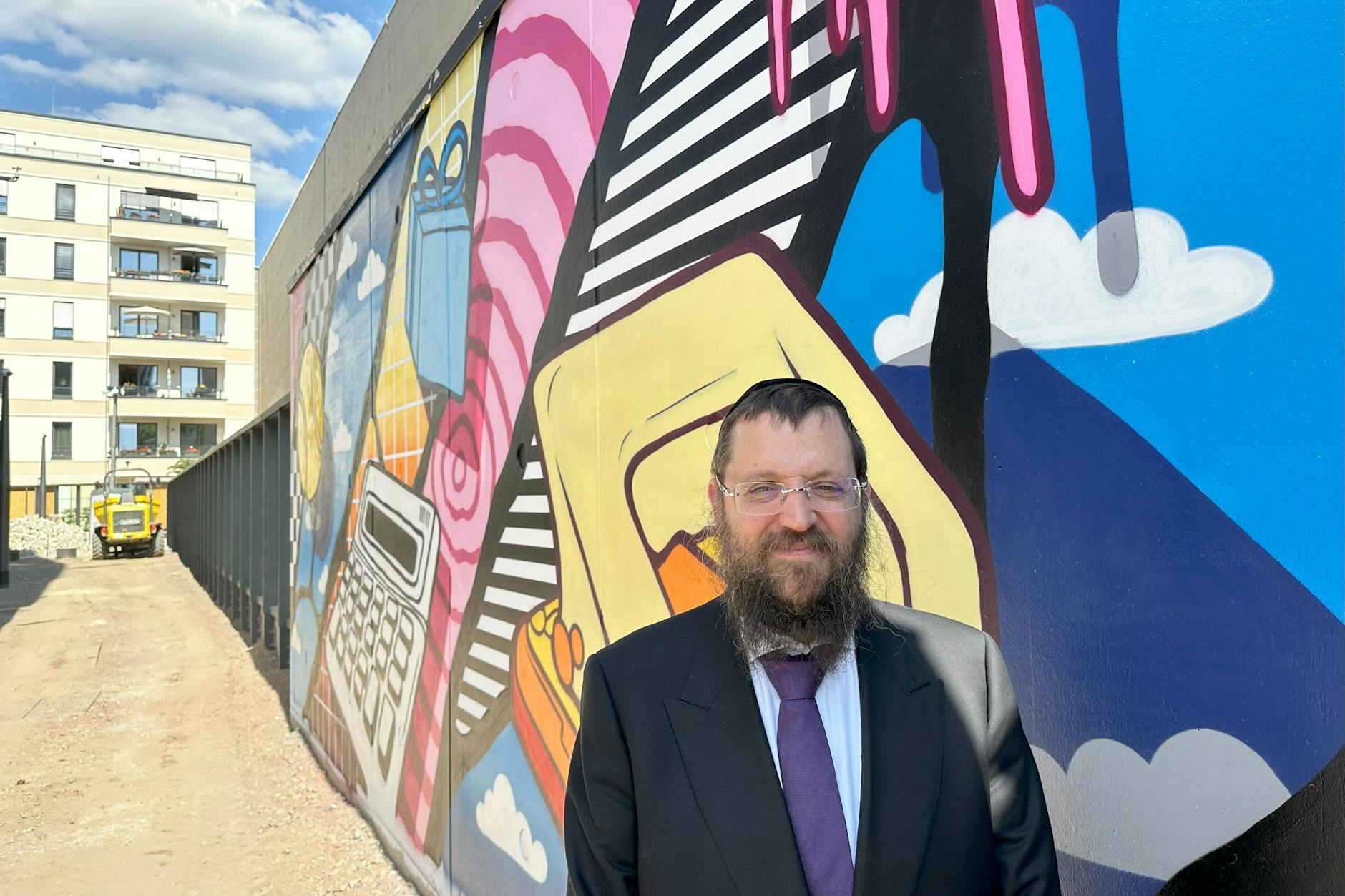 Rabbiner Yehuda Teichtal vor der „jüdischen Graffiti-Mauer“ am Pears Jüdischen Campus (PJC).