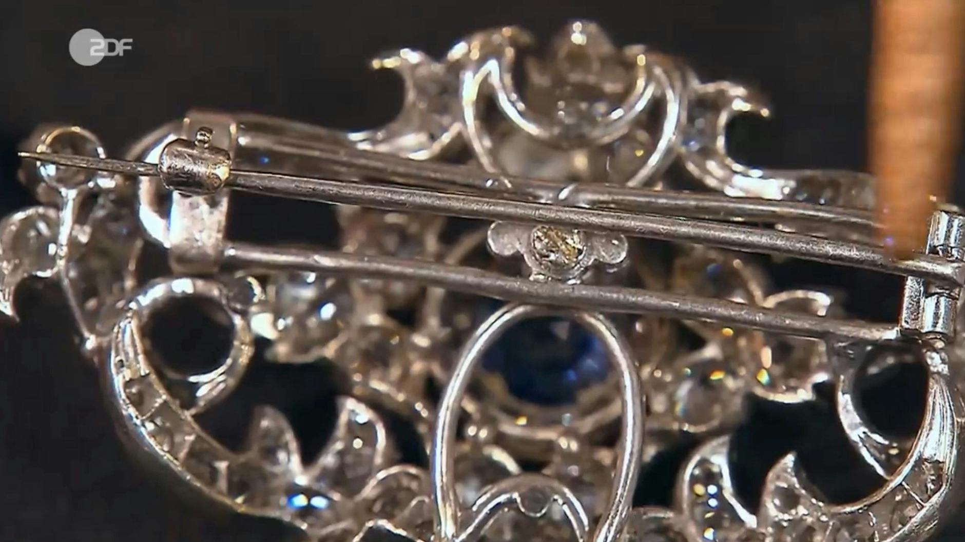 Die Broschierung auf der Rückseite kann man laut „Bares für Rares“-Expertin abschrauben.