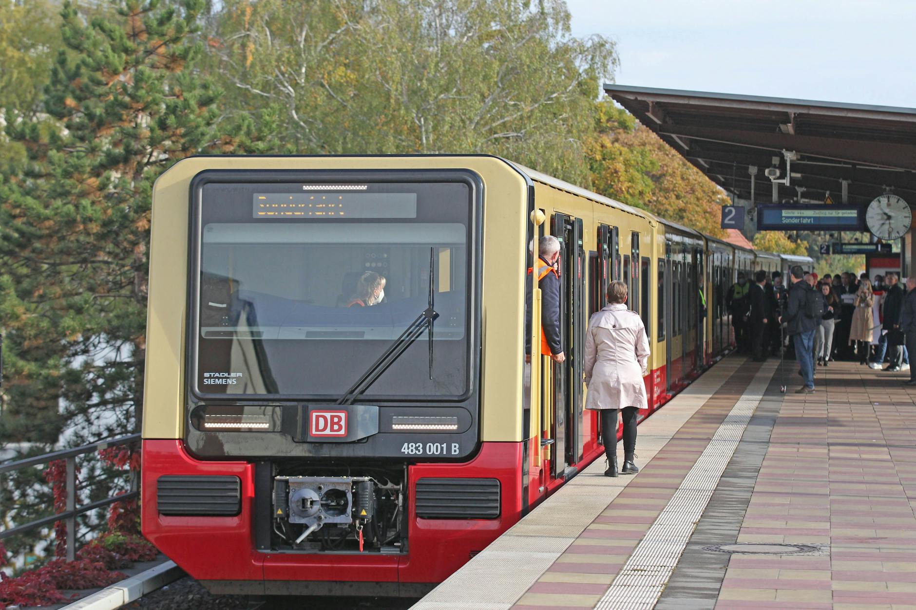Einsteigen, bitte: Die S-Bahn-Baureihe 483/484 ist der jüngste Fahrzeugtyp der S-Bahn Berlin. Siemens und Stadler, die ihn bauten, hoffen auch bei der neuen Ausschreibung auf einen Auftrag. 