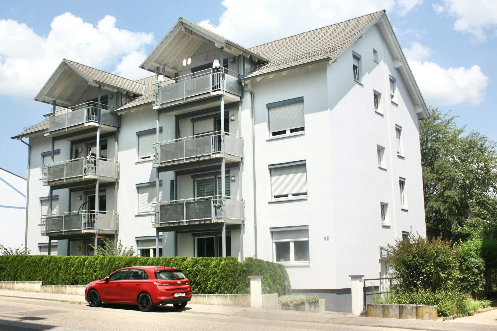 Das kleine Mehrfamilienhaus des Ingenieurs ist nicht an die Fernwärme angeschlossen – wie werden die acht Wohnungen geheizt?