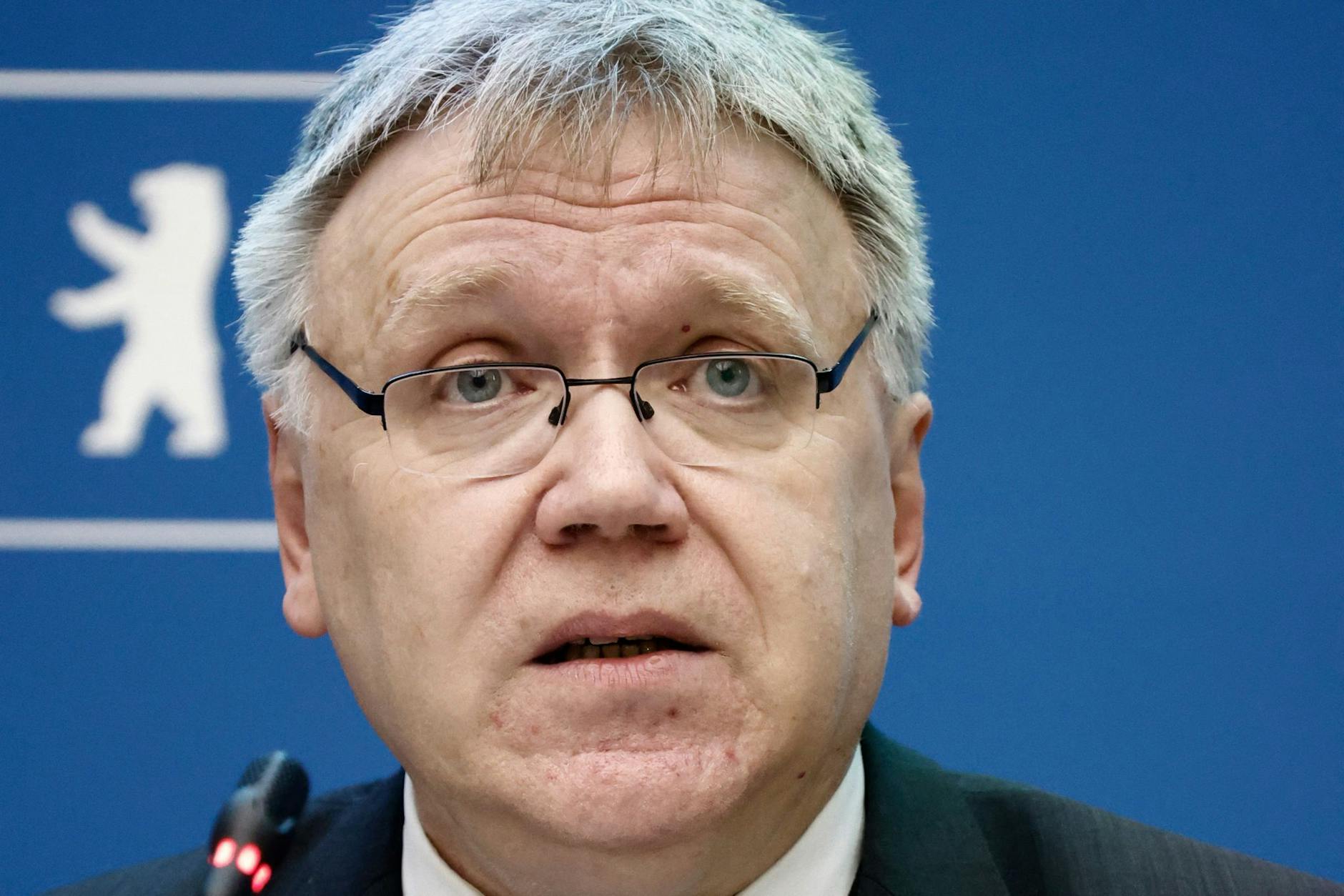 ARCHIV - Landeswahlleiter Stephan Bröchler spricht bei einer Pressekonferenz zum vorläufigen Ergebnis der Wiederholungswahl zum Abgeordnetenhaus.