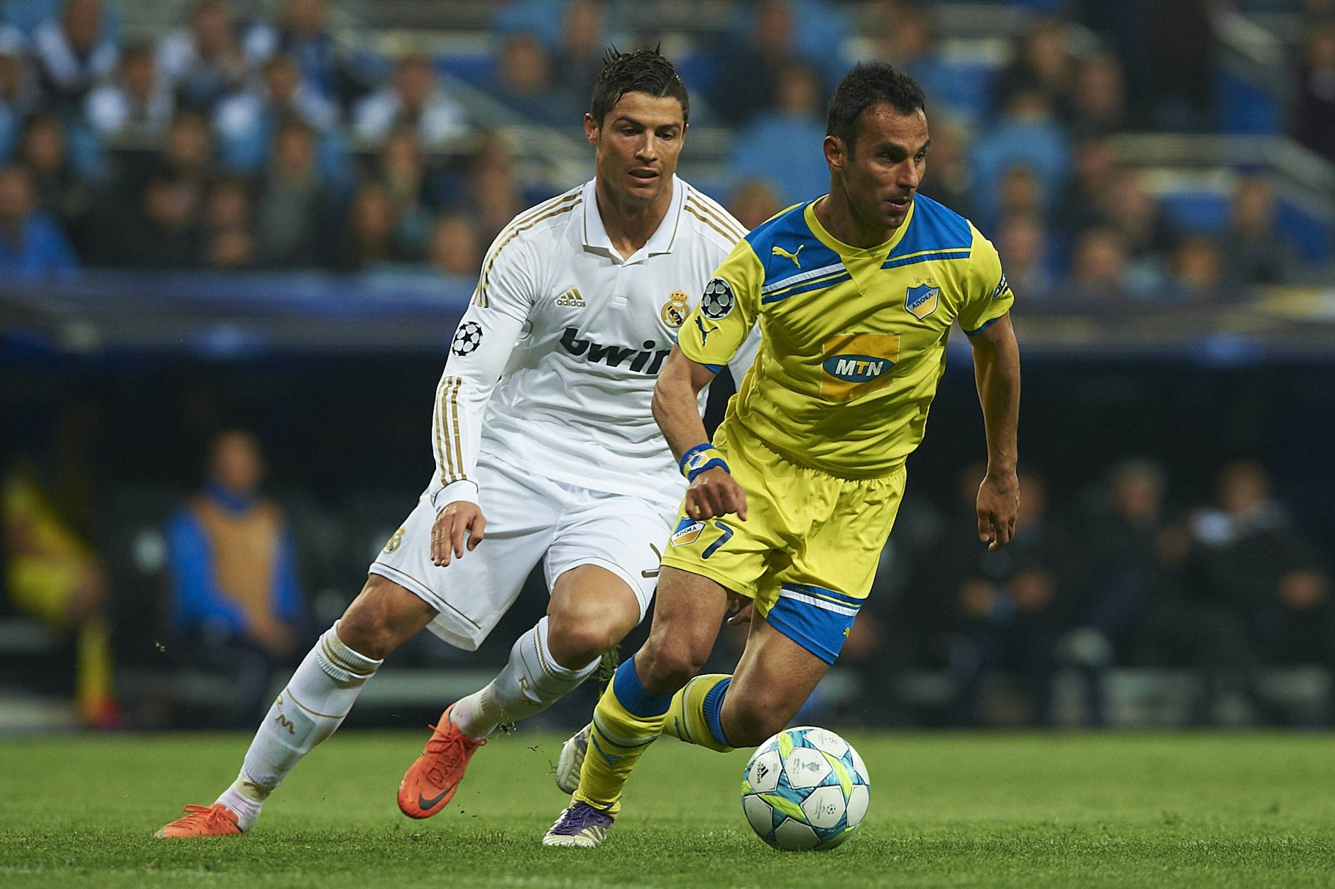 Real Madrids Cristian Ronaldo (l.) verfolgt im Champions-League-Viertelfinale Nikosias Savvas Poursaetides.
