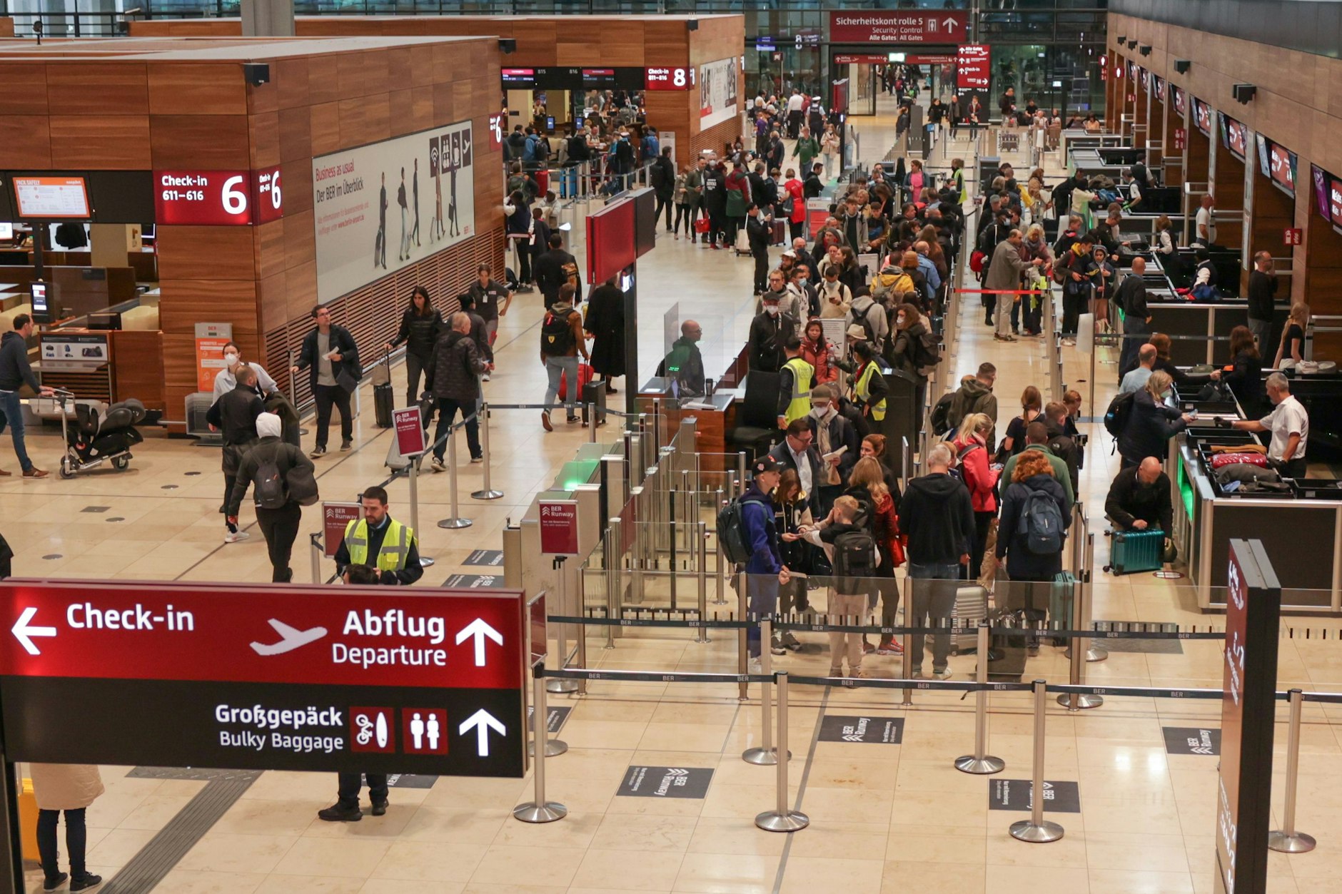 Reisende stehen in einer Schlange an der Sicherheitskontrolle im Terminal 1 des Flughafens BER.