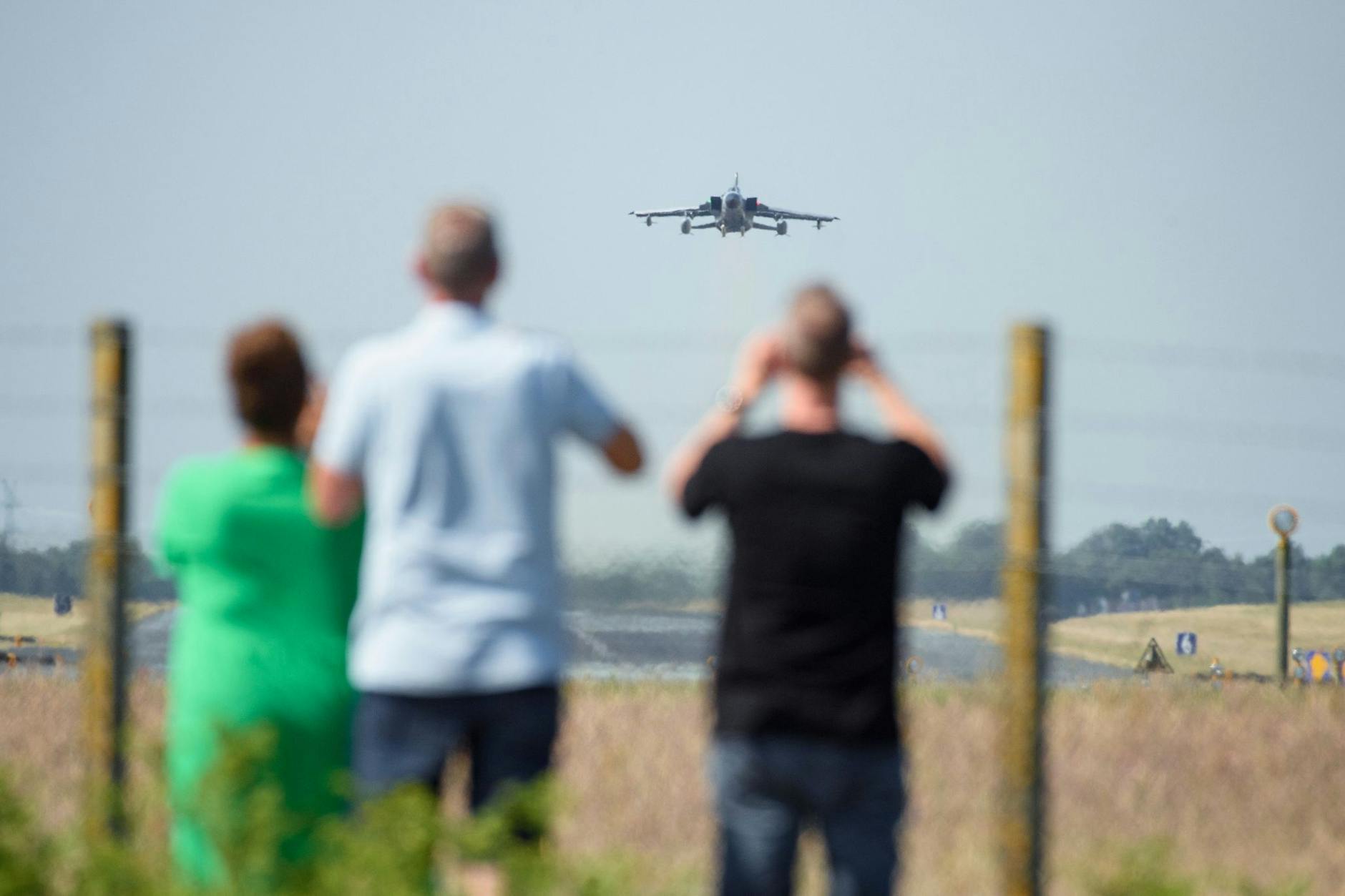 Schaulustige beobachten den Start eines Tornado-Kampfjets zu Beginn des internationalen Luftwaffenmanövers „Air Defender 2023“.