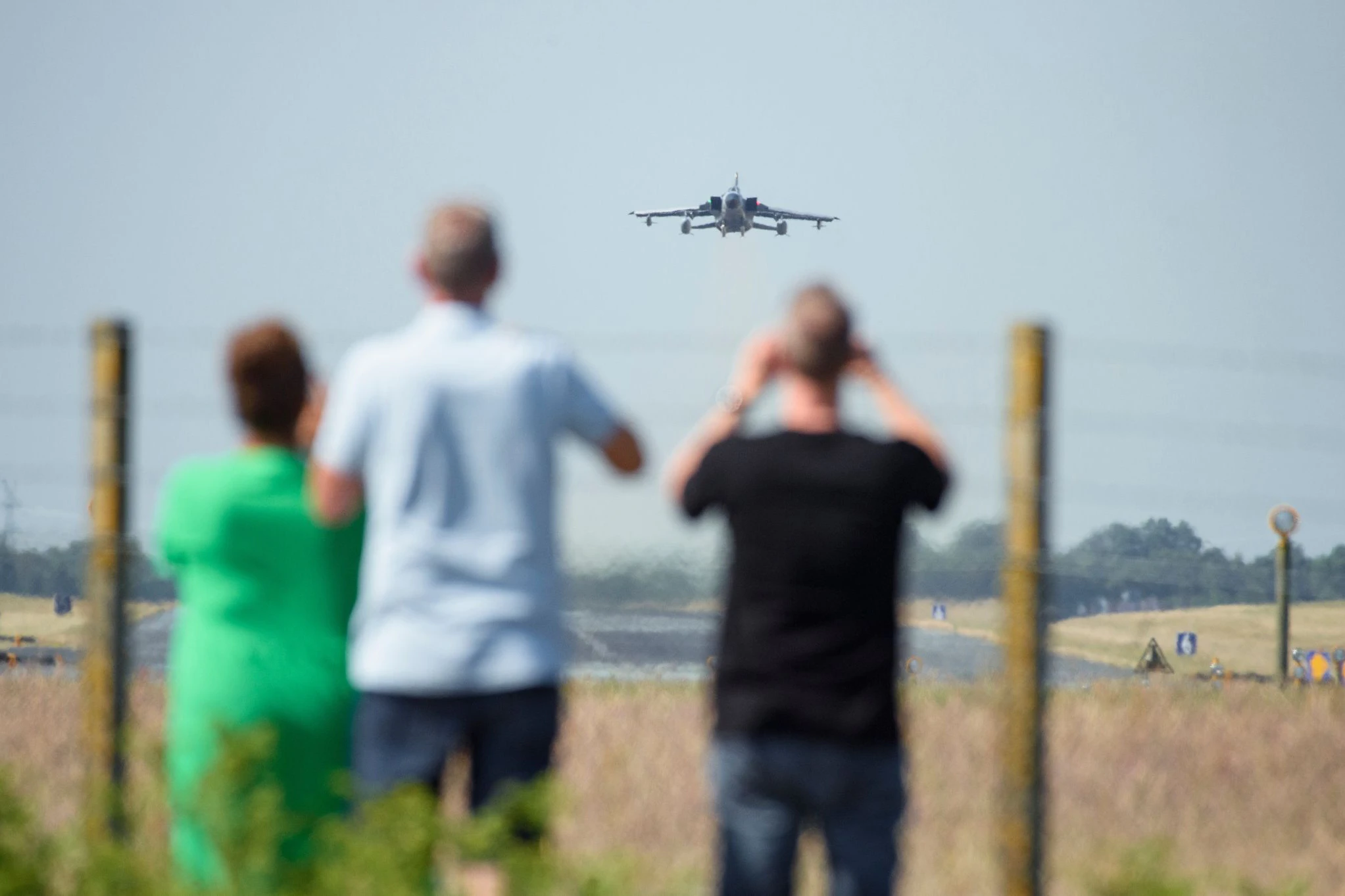 Schaulustige beobachten den Start eines Tornado-Kampfjets zu Beginn des internationalen Luftwaffenmanövers „Air Defender 2023“.