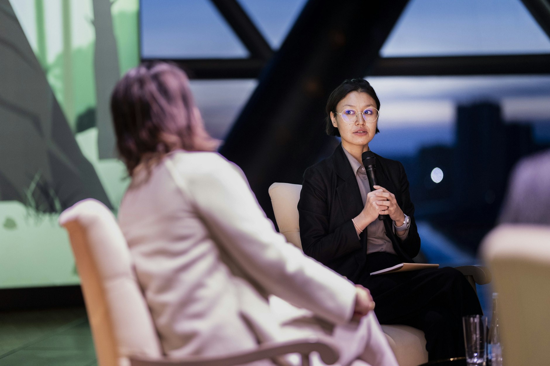 Bundesaußenministerin Annalena Baerbock (l.) und Zulfiya Suleimenova, Ministerin für Ökologie und natürliche Ressourcen in Kasachstan, im Rahmen eines Gesprächs zum Thema Frauen in der Energiebranche in Astana/Kasachstan, 31.10.2022