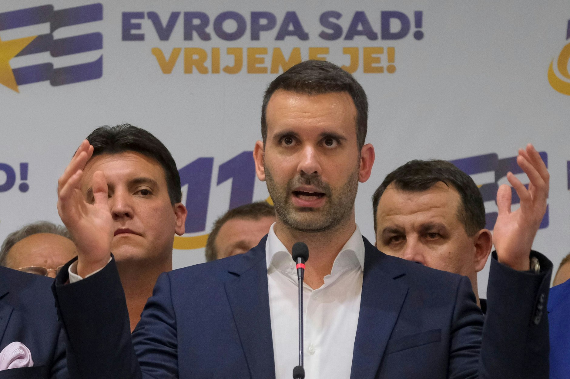 Milojko Spajic (M.), Vorsitzender der zentristischen Partei „Europe Now“, spricht in seinem Hauptquartier nach der Parlamentswahl in Montenegros Hauptstadt Podgorica. (11. Juni 2023.)