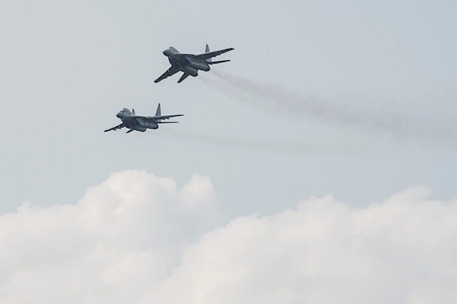 Kampfjets vom Typ MiG-29 fliegen am 11. SIAF International Aviation Day über den Militärflugplatz Malacky. Über der Ostsee wurden zuletzt mehrere Militärflugzeuge aus Russland gesichtet.