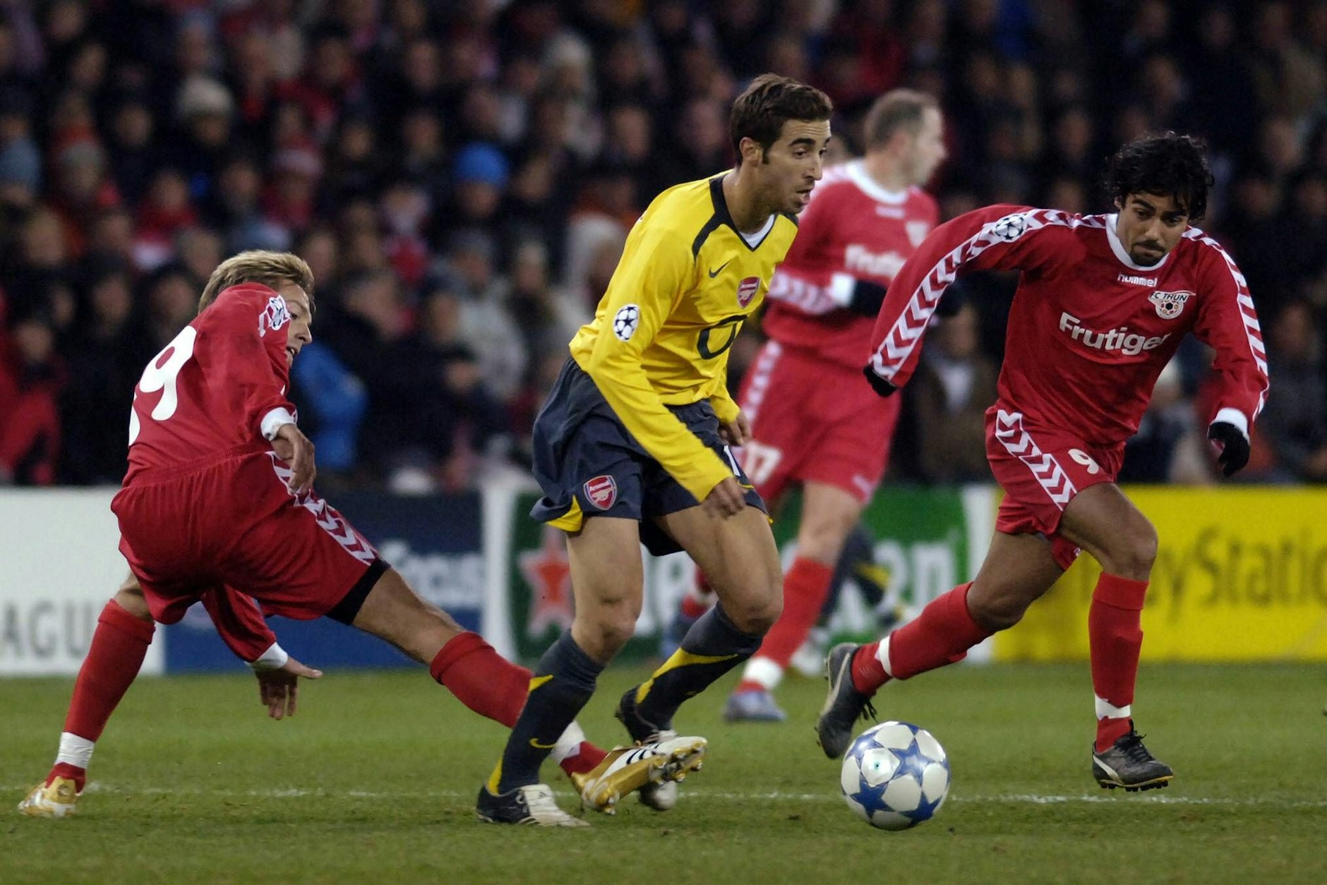 Arsenal Londons Mathieu Flamini (M.) behauptet gegen Silvan Aegerter (l.) und Adriano Pimenta (beide Thun) den Ball.