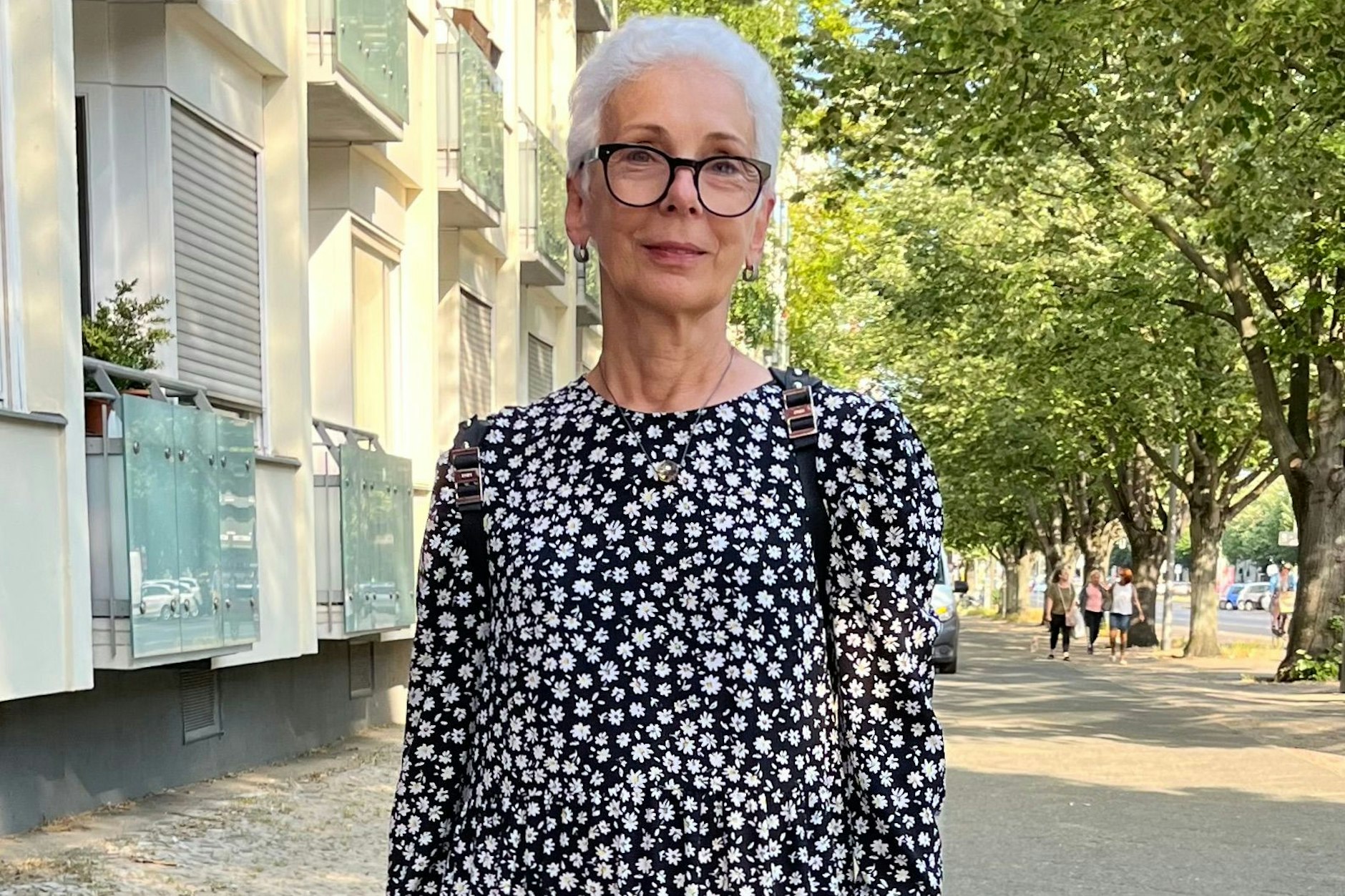 Im lässigen Blumenkleid, mit edlem Kurzhaarschnitt – so trafen wir diese Dame auf der Otto-Suhr-Allee.