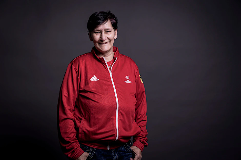Die Badmintonspielerin Silvia Dill feiert bei den Weltspielen ihre Premiere bei der größten Veranstaltung der Special Olympics.
