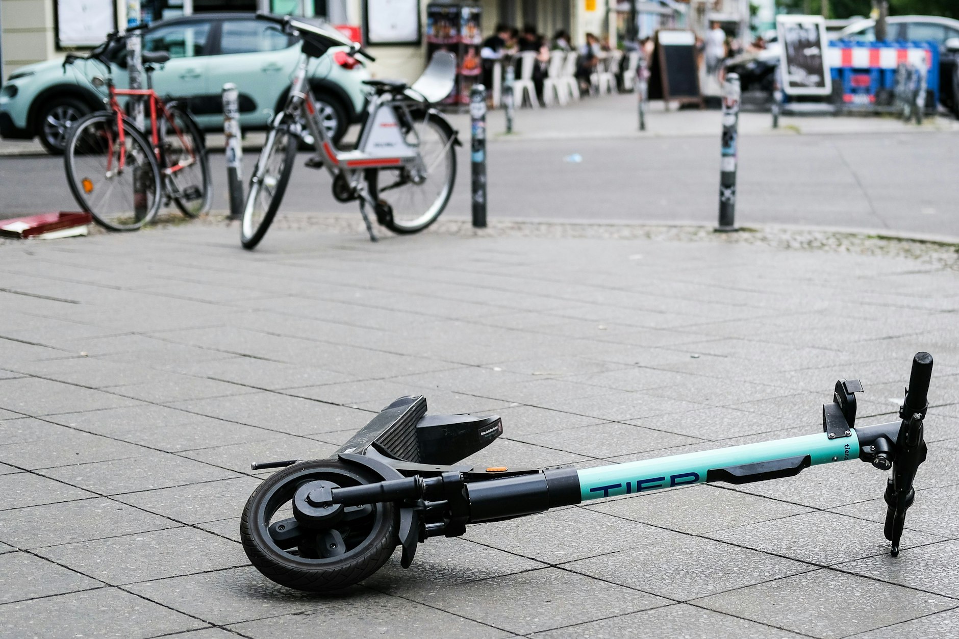 Berlin: Ein E-Scooter liegt umgekippt mitten auf dem Gehweg in der Revaler Straße in Friedrichshain.&nbsp;