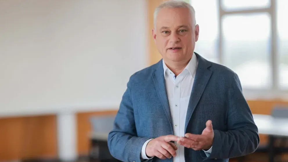 Jürgen Köpper ist bereits Interimslandrat. Der 2018 gewählte Hans-Peter Schmitz (parteilos) war wegen Erkrankung in den Ruhestand gegangen.